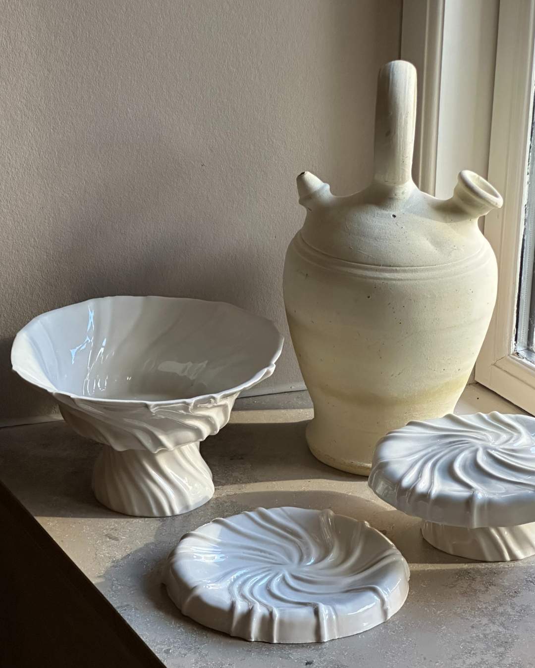 Håndlavet hvid tidevands skålopsats i porcelæn, perfekt til servering eller udstilling af yndlingsting.