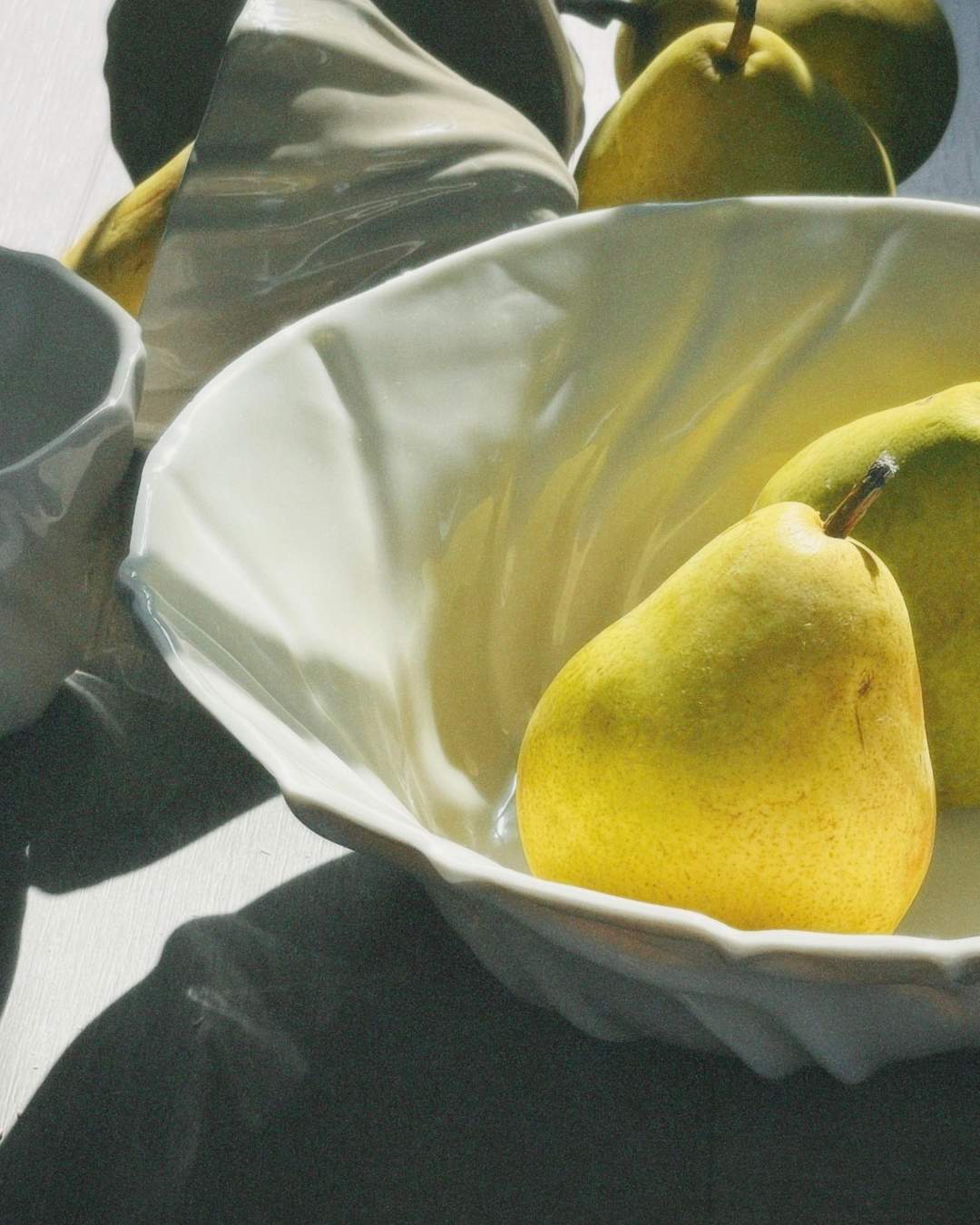 Håndlavet tidevands skål i hvid porcelæn med bølgende overflade, inspireret af havbund.