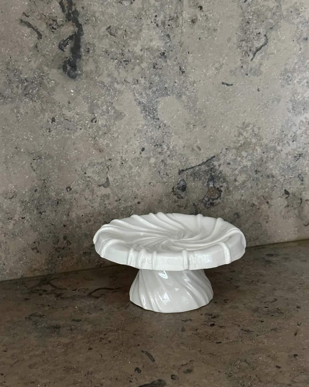 Håndlavet tidevands tallerken fad i hvid porcelæn, ideelt som serveringsfad til kager eller til udstilling af smukke genstande.
