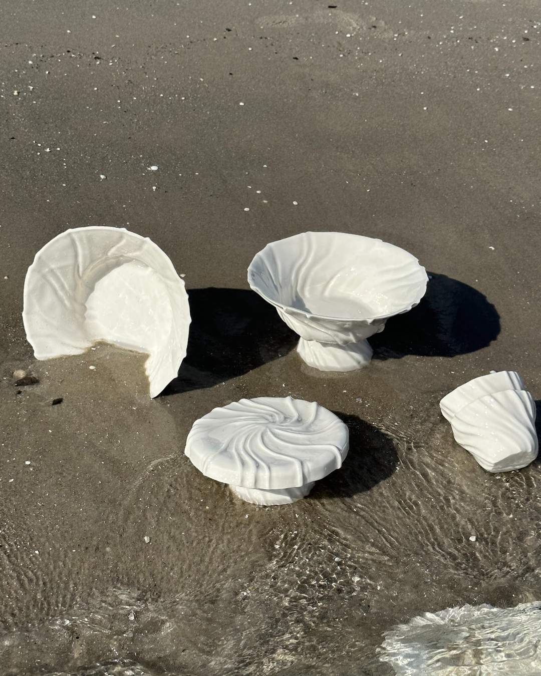 Håndlavet tidevands tallerken fad i hvid porcelæn, ideelt som serveringsfad til kager eller til udstilling af smukke genstande.