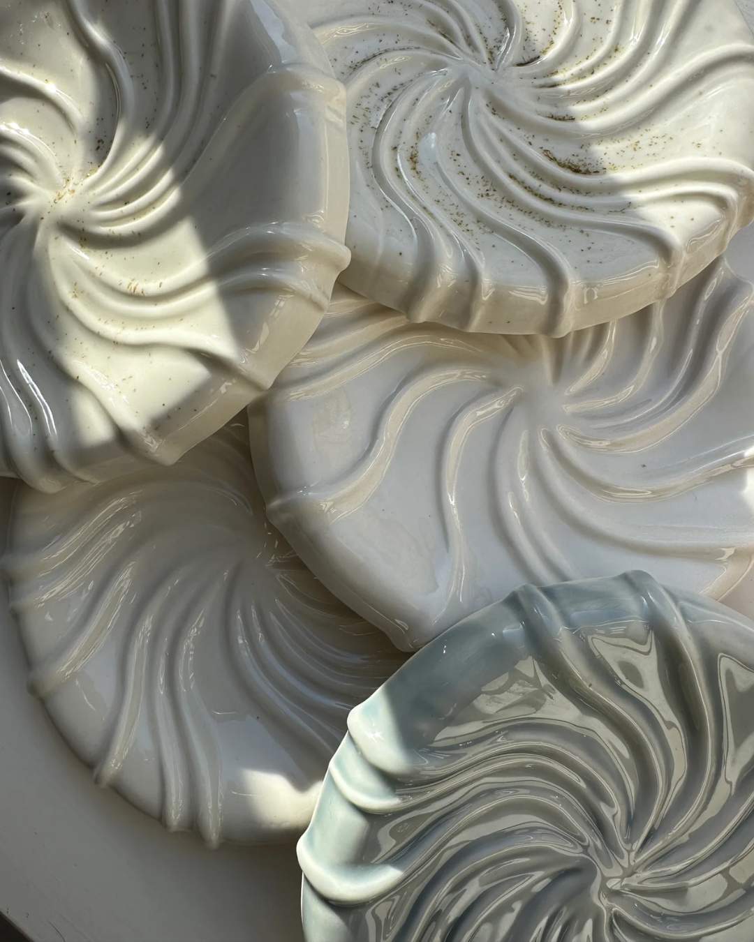 Håndlavet tidevands tallerken i hvid porcelæn, perfekt som sidetallerken, underkop eller til smykker.