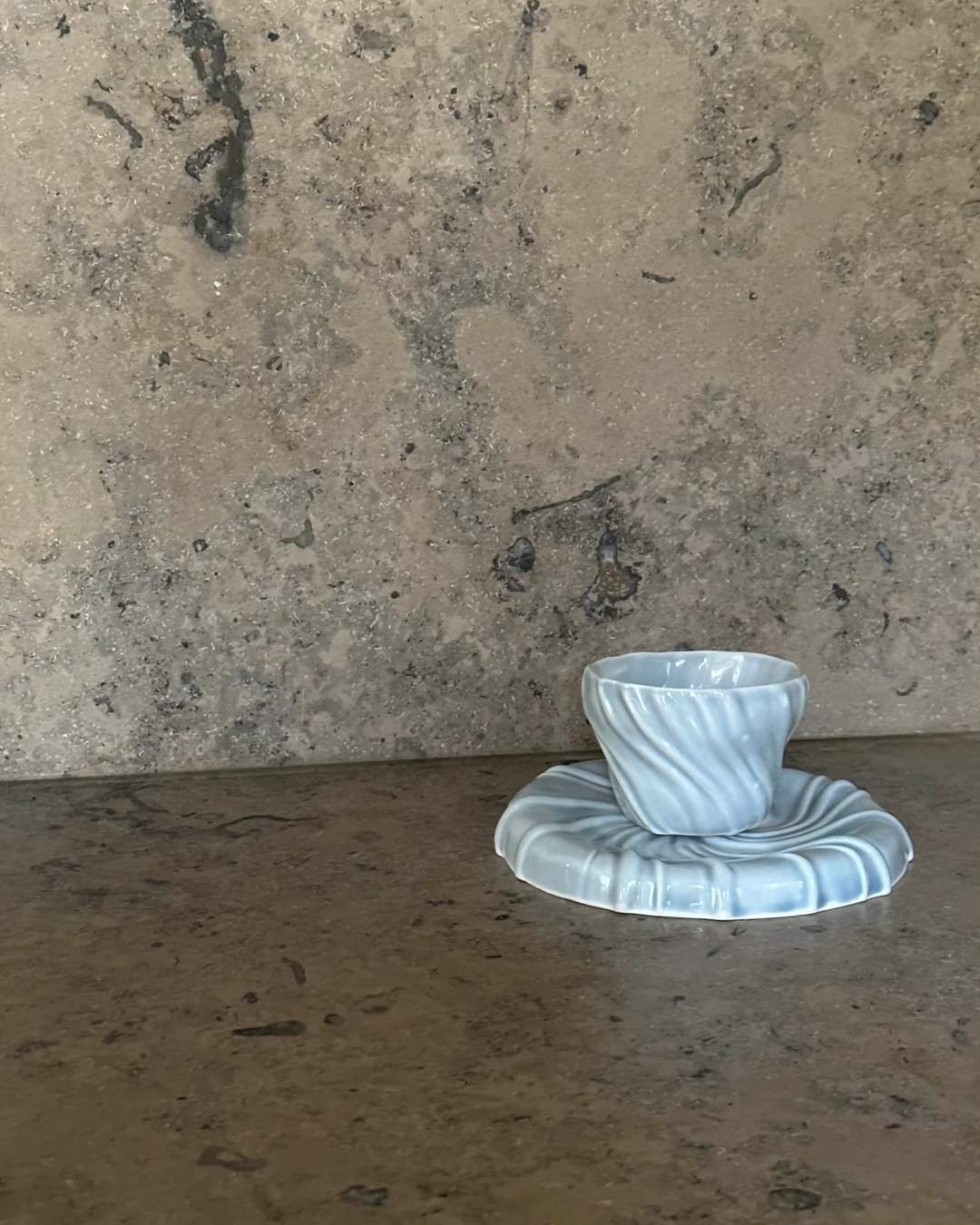 Håndlavet tidevands tallerken i hvid porcelæn, perfekt som sidetallerken, underkop eller til smykker.