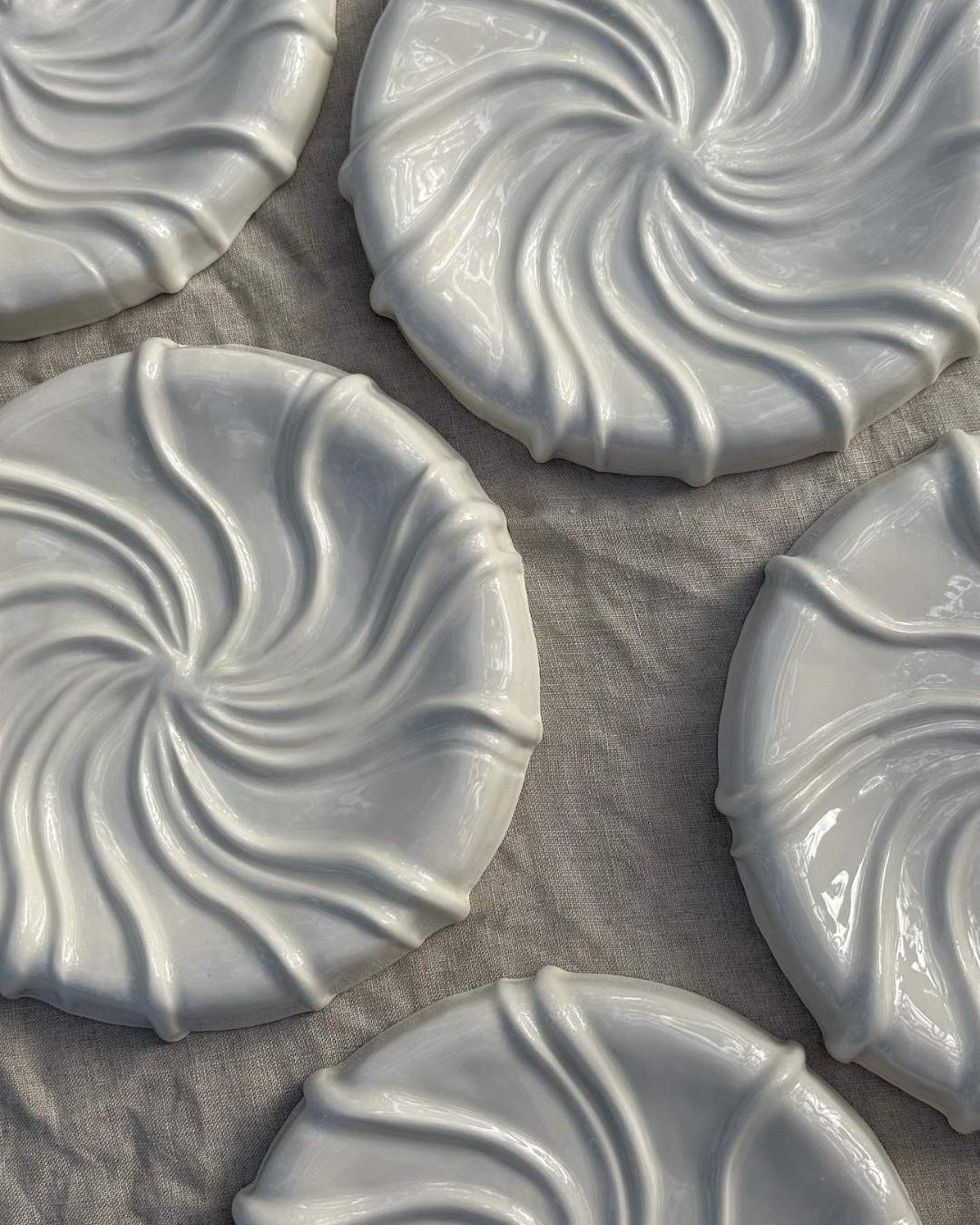 Håndlavet tidevands tallerken i hvid porcelæn, perfekt som sidetallerken, underkop eller til smykker.