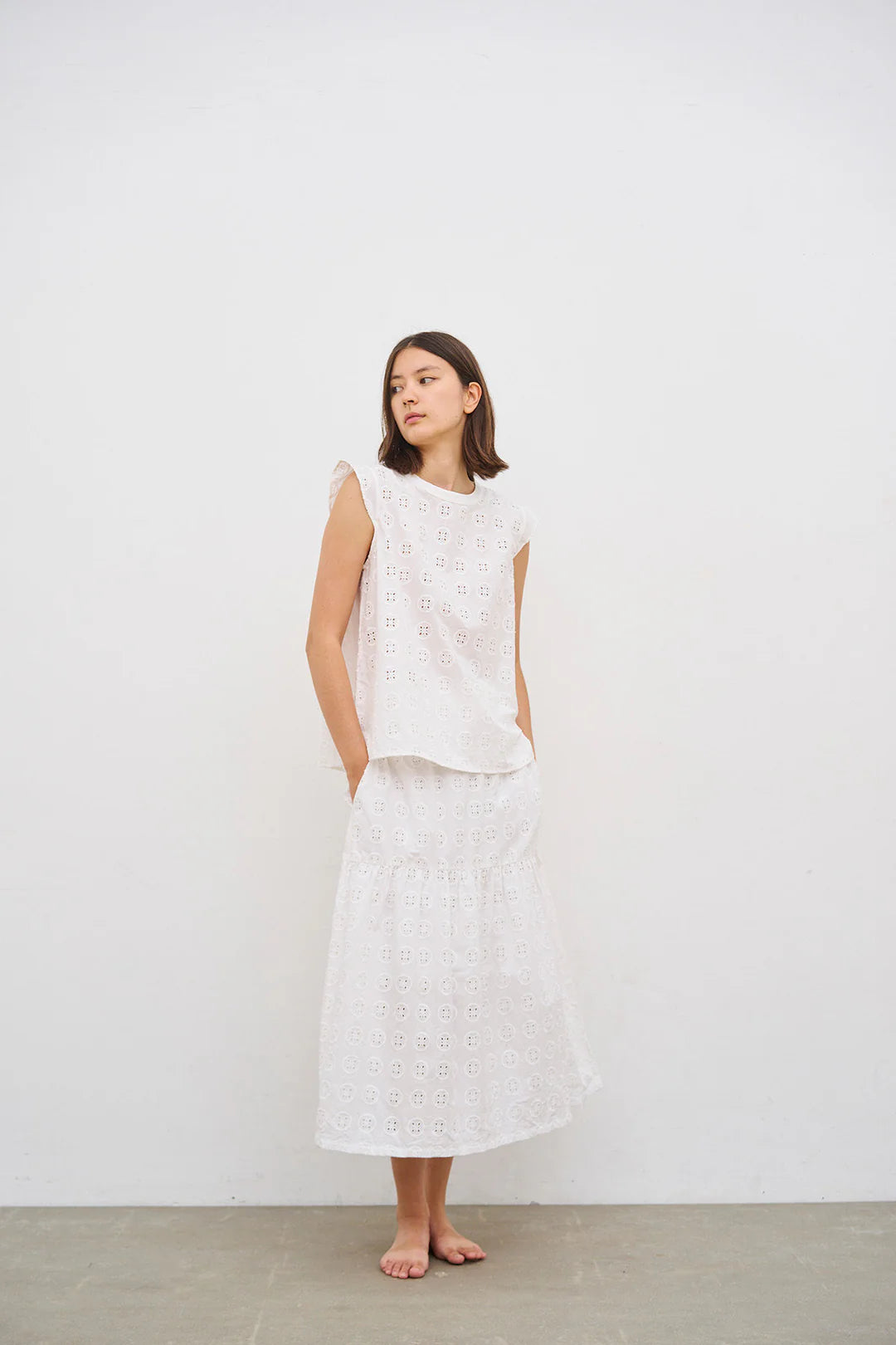 Hvid midi-nederdel i broderi anglaise med lommer.