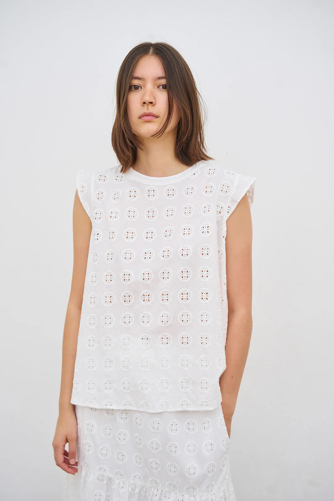 Hvid midi-nederdel i broderi anglaise med lommer.