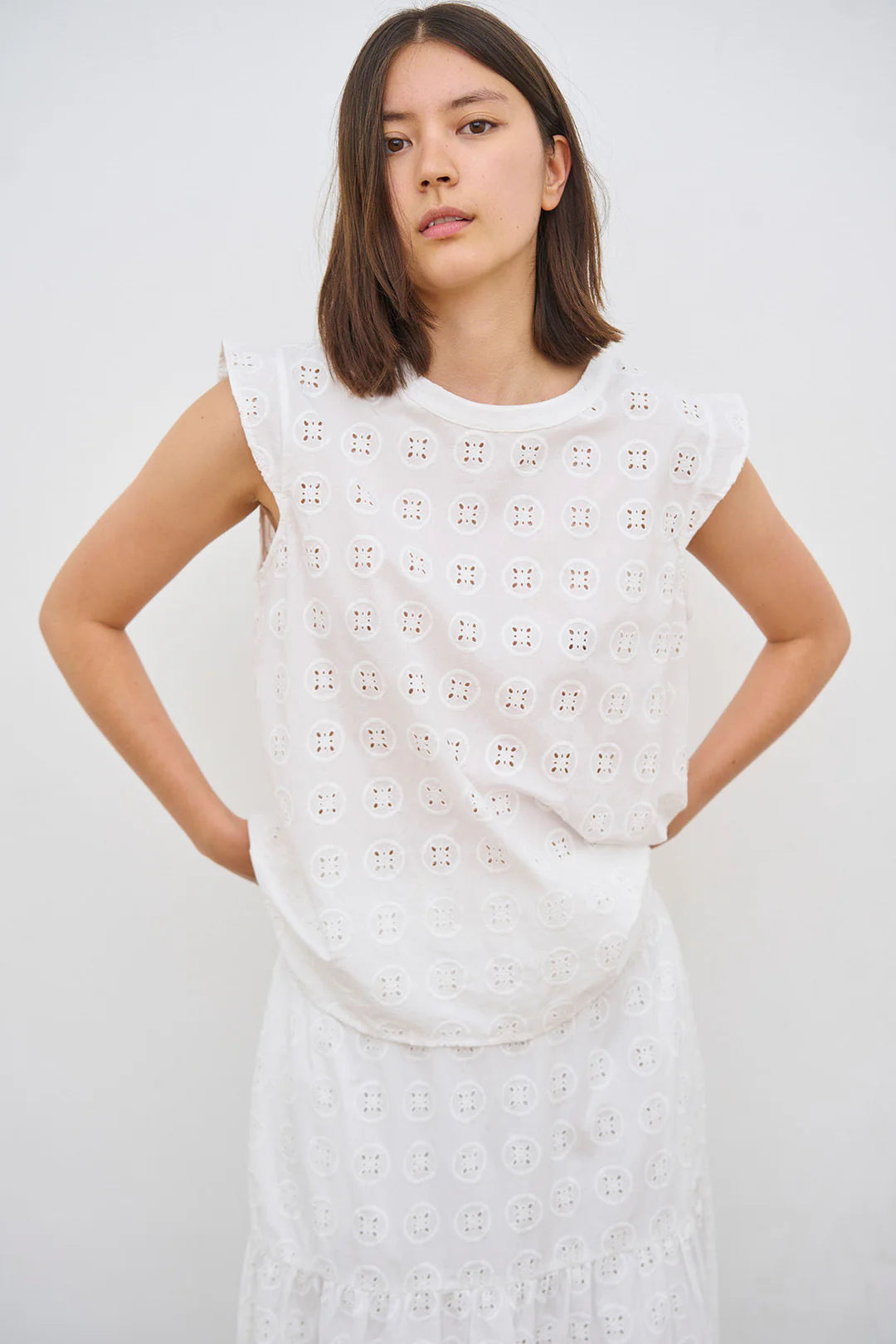 Hvid midi-nederdel i broderi anglaise med lommer.