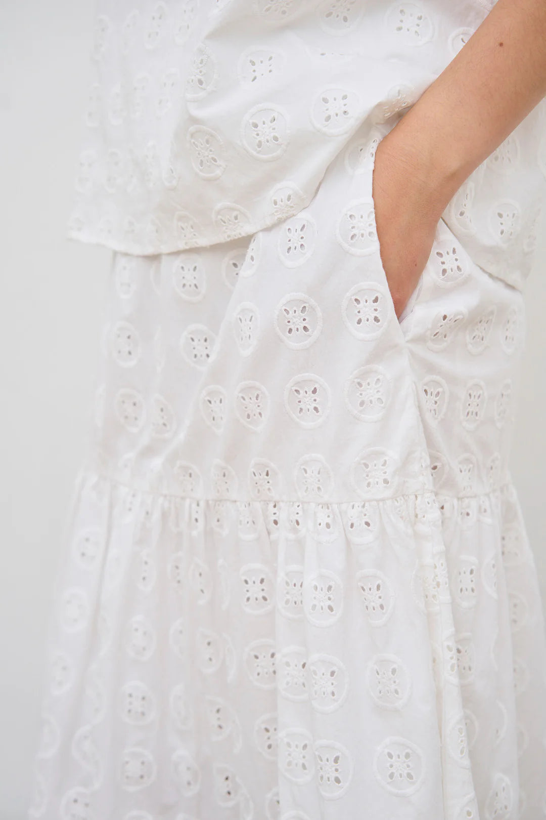 Hvid midi-nederdel i broderi anglaise med lommer.