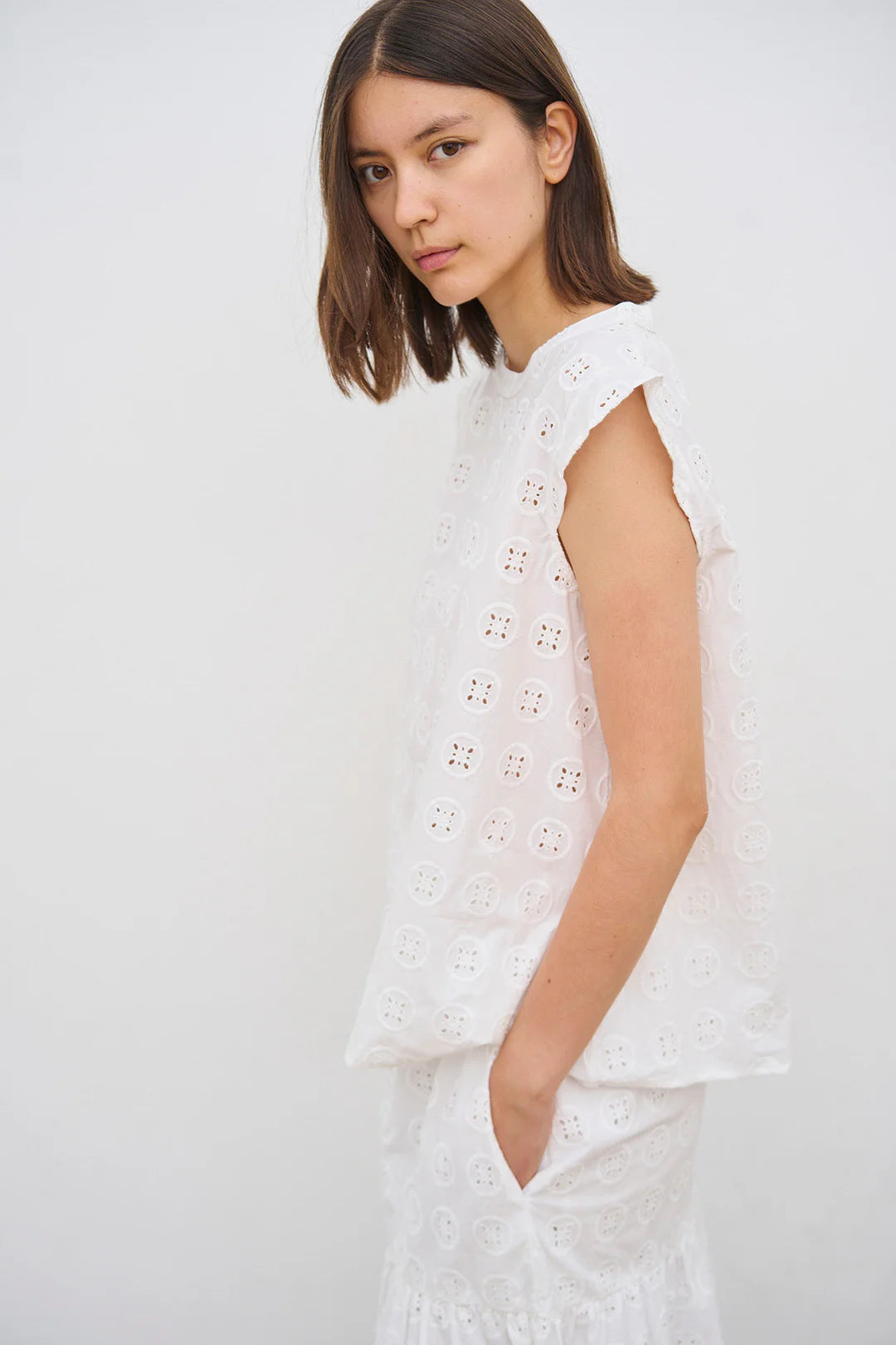 Hvid midi-nederdel i broderi anglaise med lommer.