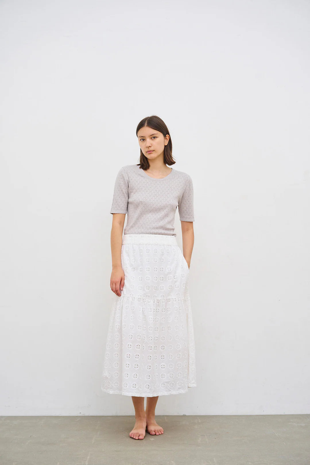 Hvid midi-nederdel i broderi anglaise med lommer.