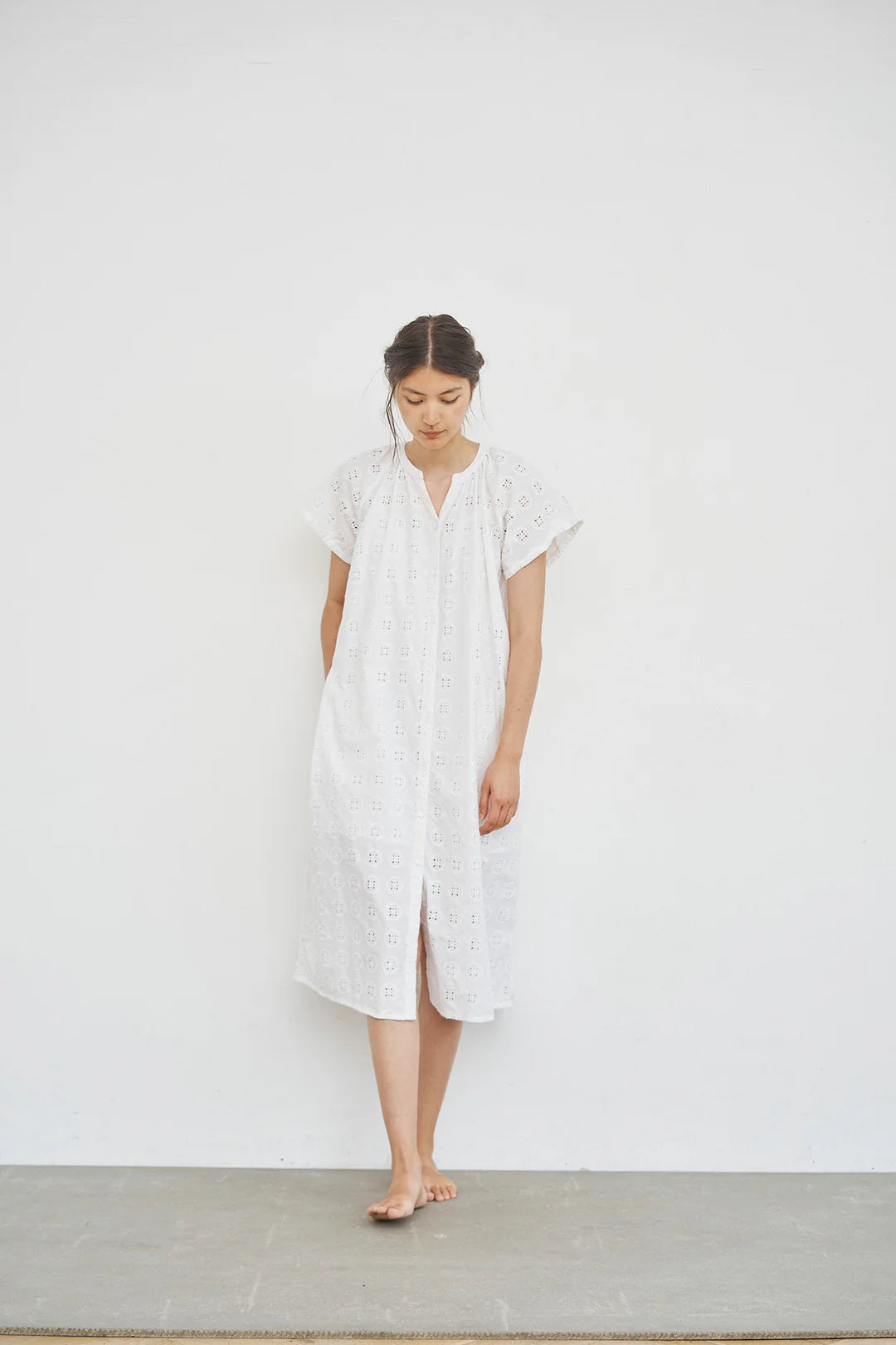 Kjole med korte ærmer i bomuld med broderi anglaise. Flot hvid sommerkjole med underkjole.