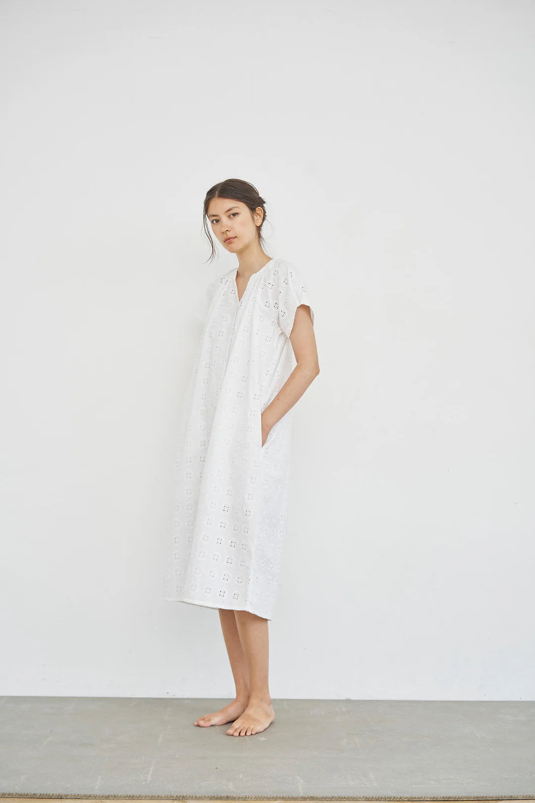 Kjole med korte ærmer i bomuld med broderi anglaise. Flot hvid sommerkjole med underkjole.