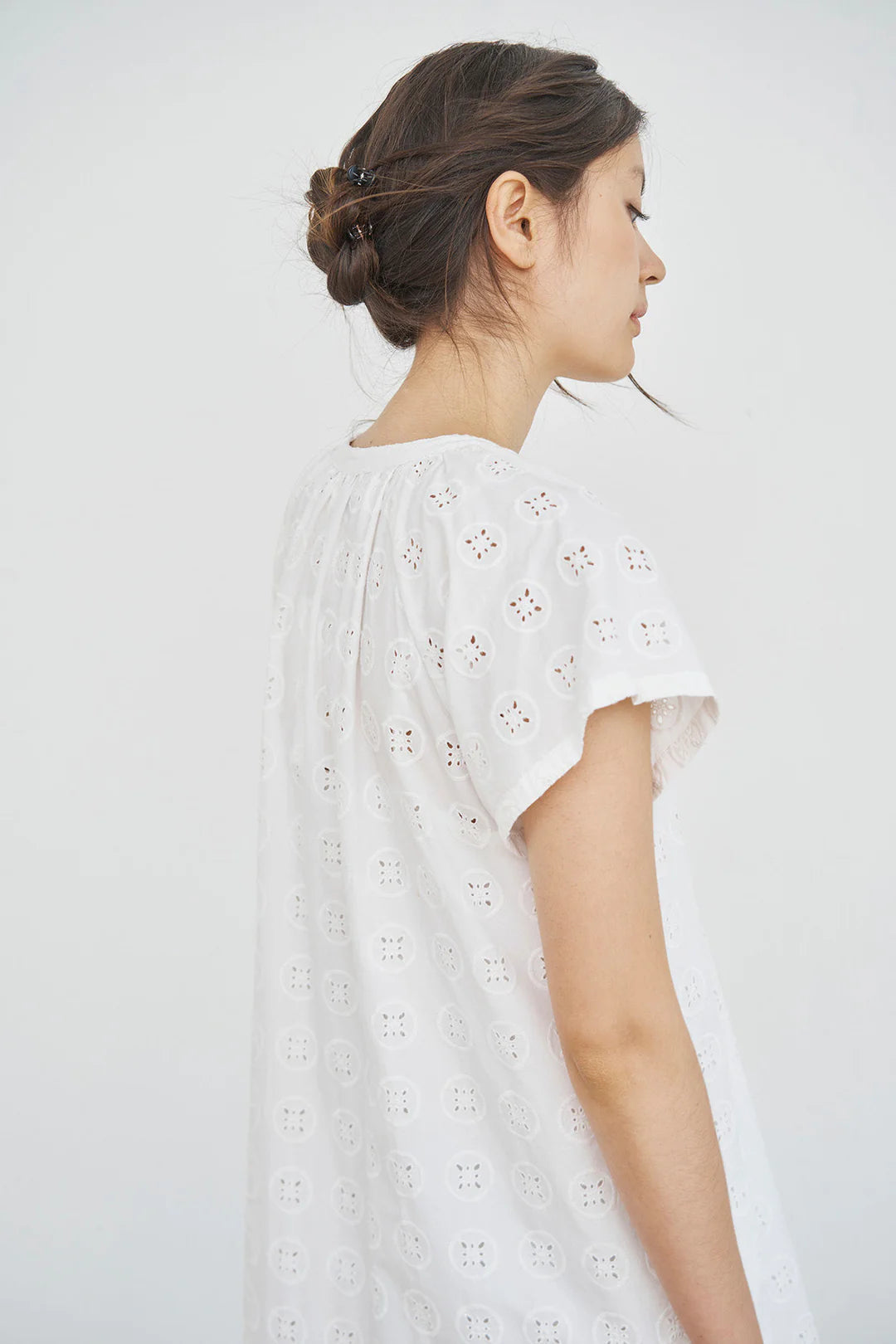 Kjole med korte ærmer i bomuld med broderi anglaise. Flot hvid sommerkjole med underkjole.
