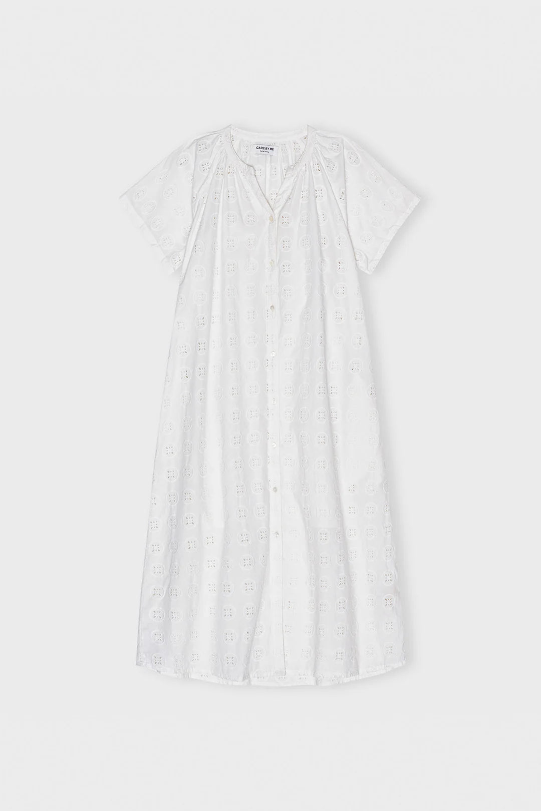 Kjole med korte ærmer i bomuld med broderi anglaise. Flot hvid sommerkjole med underkjole.
