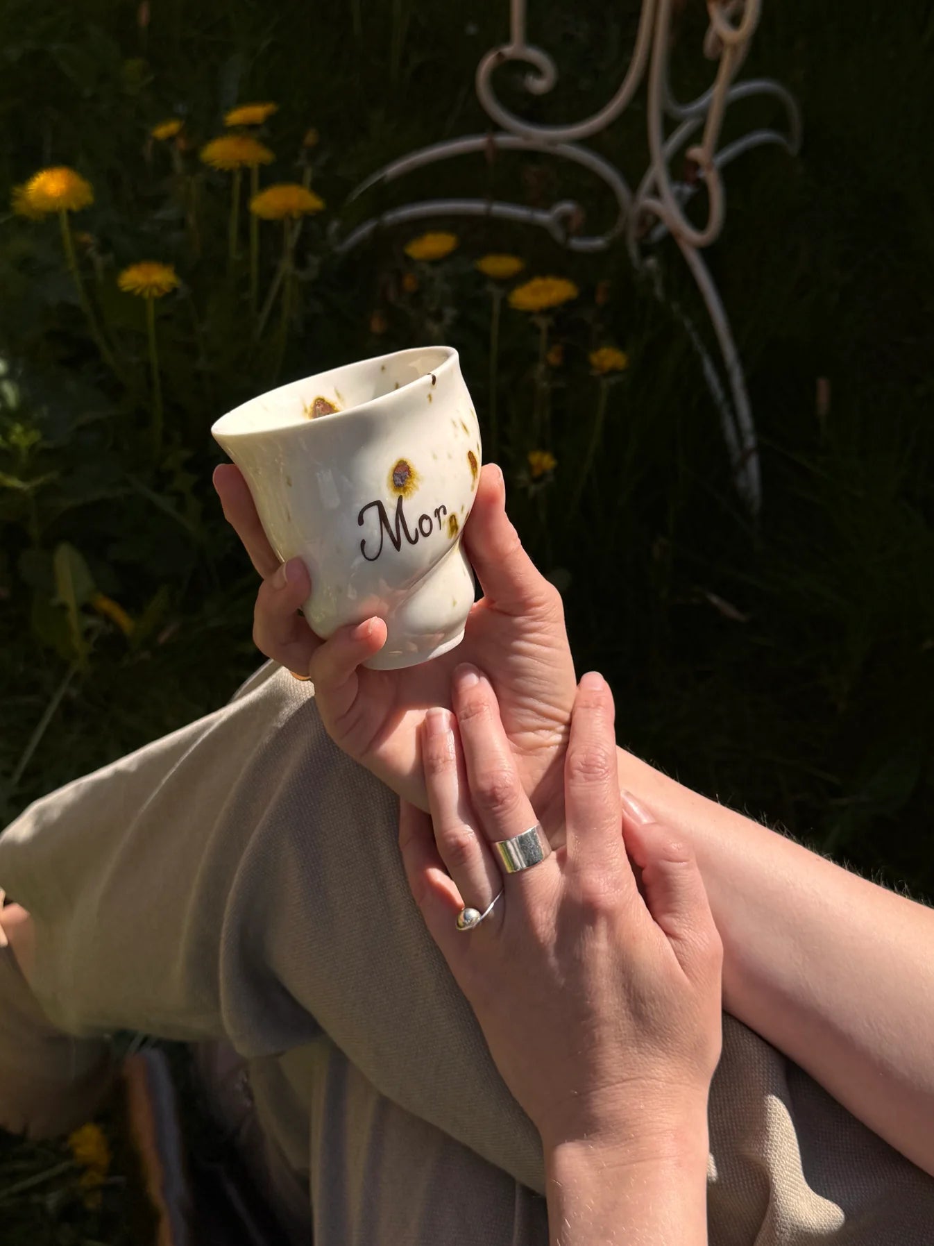 Keramisk kop med 'mor' skrevet på fra Studio Aarhus. Kan indeholde 175 ml. Måler H9, D8 cm. Køb hos butikalrum.dk.