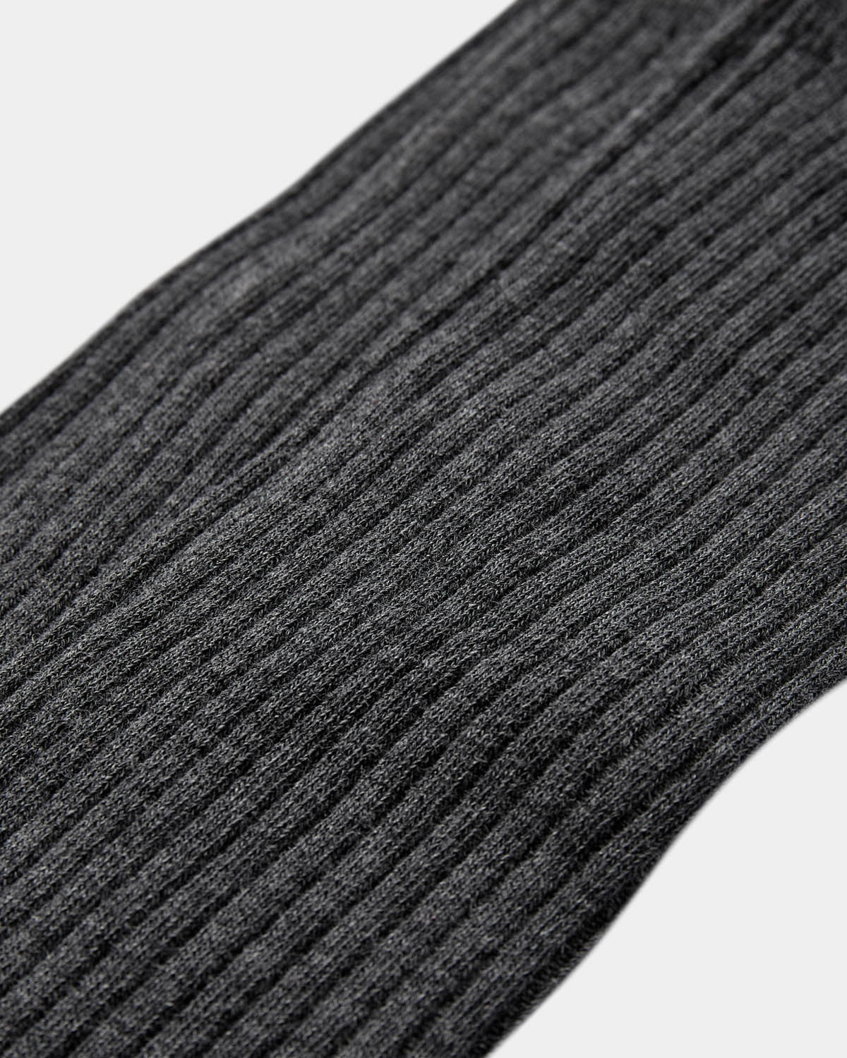 BEATHA knæhøje strømper fra Sofie Schnoor i Dark Grey Melange med ribstrik og logobroderi – køb hos butikalrum.dk.