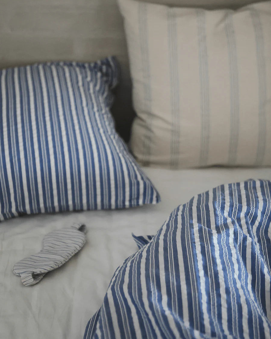 Sengetøj i økologisk bæk & bølge bomuld med pudebetræk (60x63 cm) og dynebetræk (140x200 cm) i blød og åndbar kvalitet.