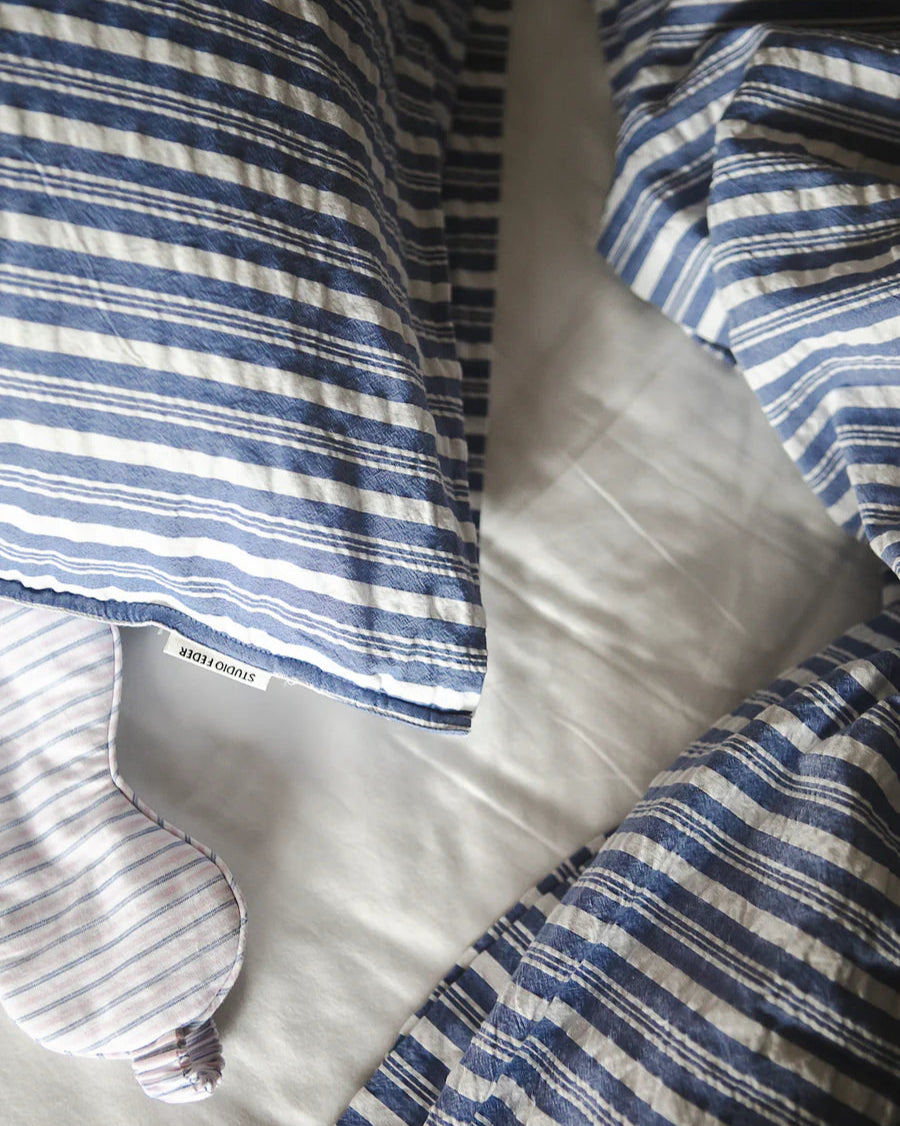 Sengetøj i økologisk bæk & bølge bomuld med pudebetræk (60x63 cm) og dynebetræk (140x200 cm) i blød og åndbar kvalitet.