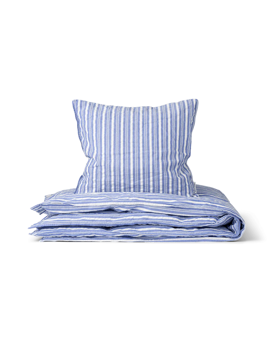 Sengetøj i økologisk bæk & bølge bomuld med pudebetræk (60x63 cm) og dynebetræk (140x200 cm) i blød og åndbar kvalitet.