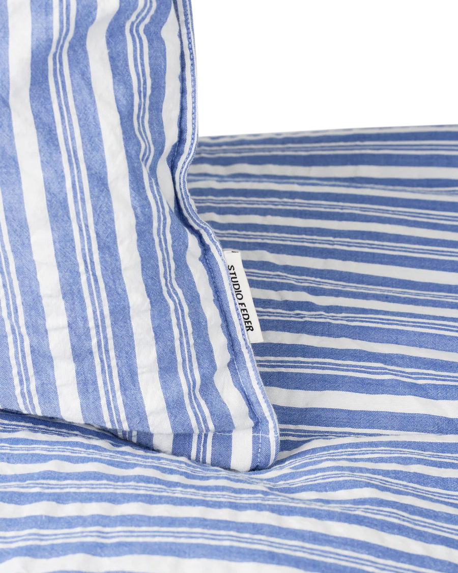 Sengetøj i økologisk bæk & bølge bomuld med pudebetræk (60x63 cm) og dynebetræk (140x200 cm) i blød og åndbar kvalitet.