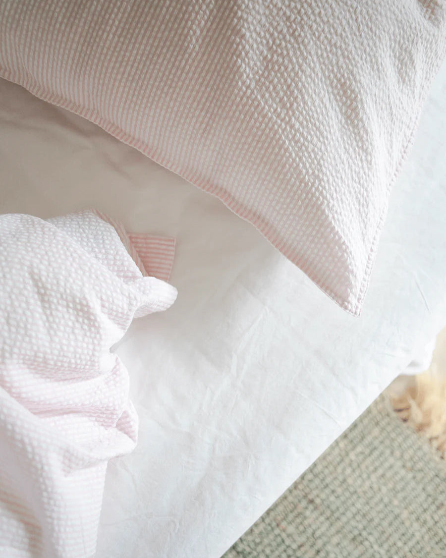 Økologisk sengetøj i bæk & bølge bomuld med pudebetræk (60x63 cm) og dynebetræk (140x200 cm), leveret i en stofpose med bindebånd.