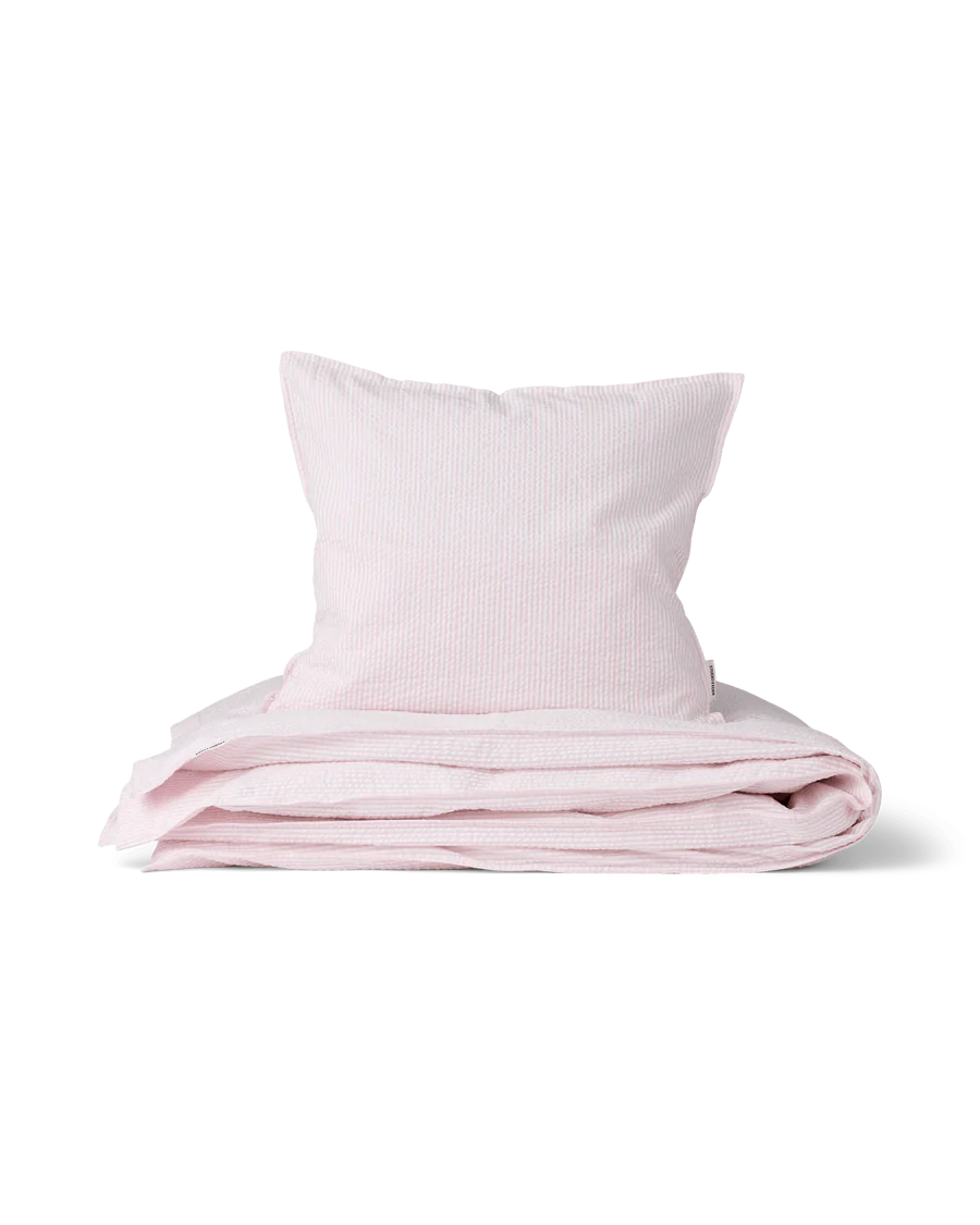 Økologisk sengetøj i bæk & bølge bomuld med pudebetræk (60x63 cm) og dynebetræk (140x200 cm), leveret i en stofpose med bindebånd.