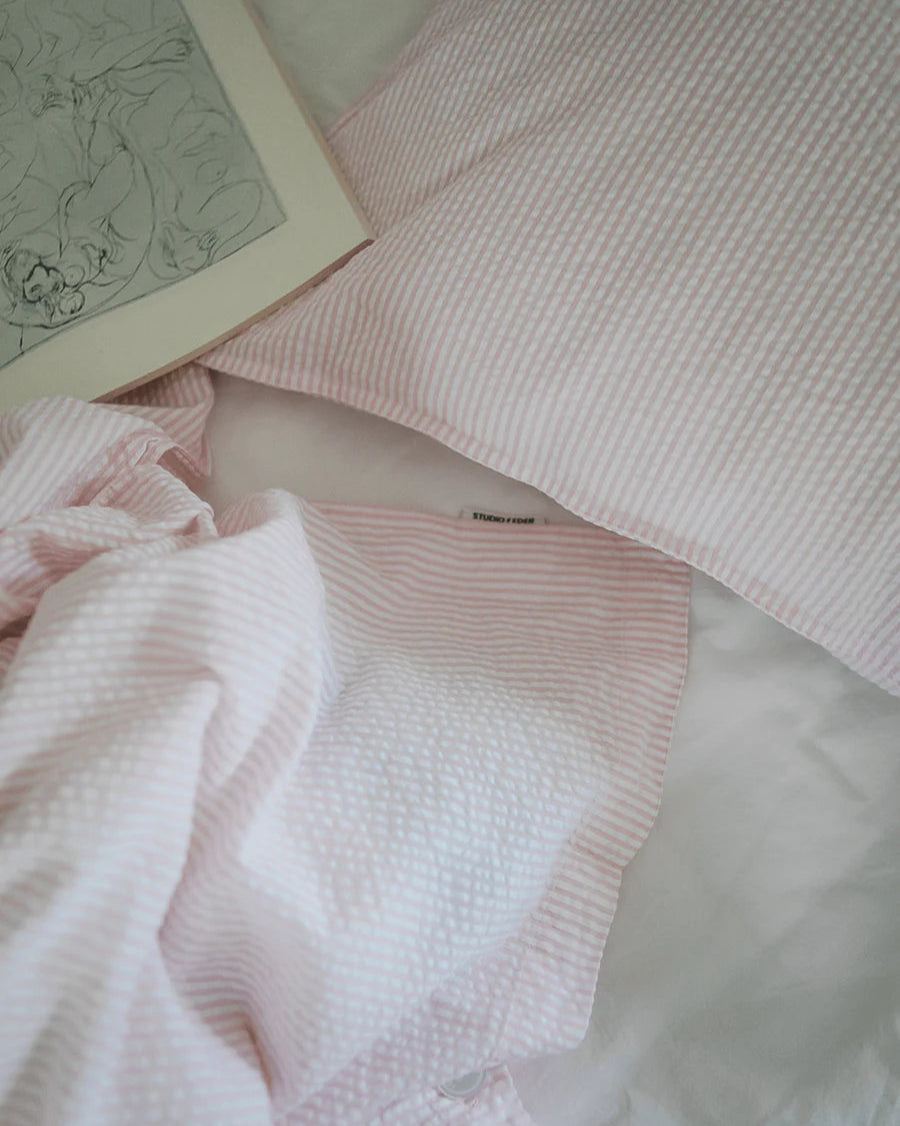 Økologisk sengetøj i bæk & bølge bomuld med pudebetræk (60x63 cm) og dynebetræk (140x200 cm), leveret i en stofpose med bindebånd.