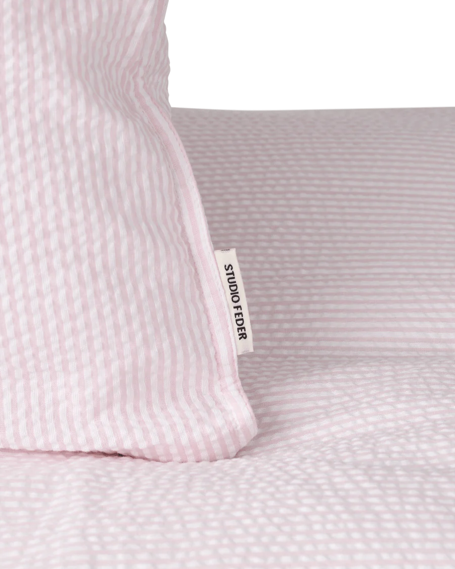 Økologisk sengetøj i bæk & bølge bomuld med pudebetræk (60x63 cm) og dynebetræk (140x200 cm), leveret i en stofpose med bindebånd.