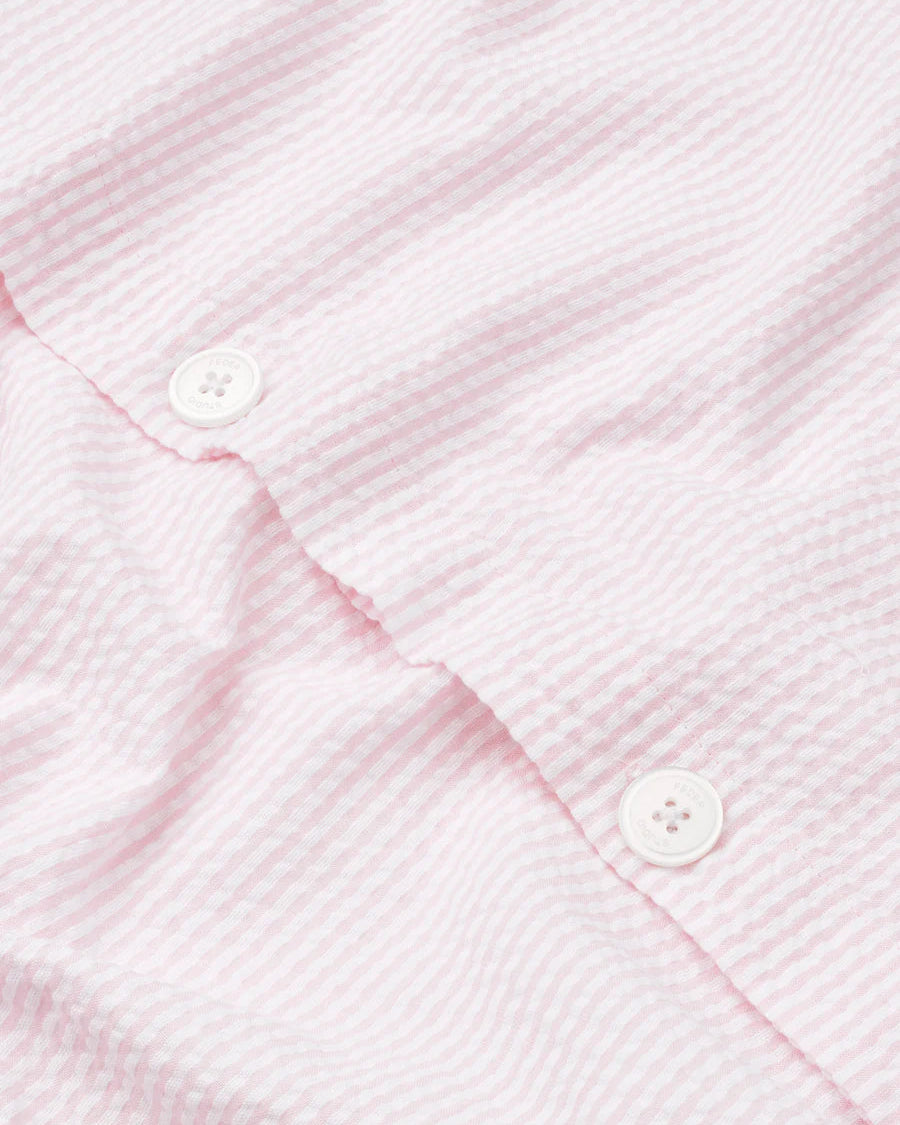 Økologisk sengetøj i bæk & bølge bomuld med pudebetræk (60x63 cm) og dynebetræk (140x200 cm), leveret i en stofpose med bindebånd.