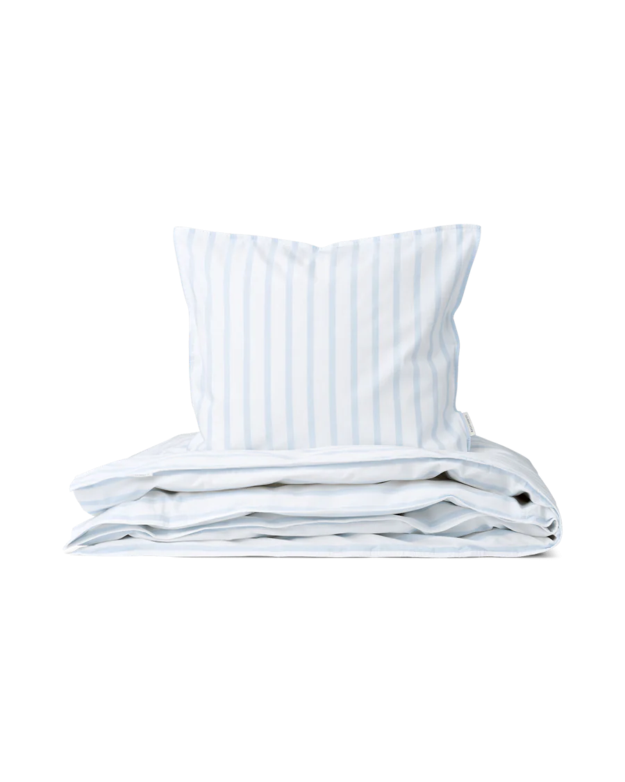 Økologisk sengetøj i bomuldspercale med pudebetræk (60x63 cm) og dynebetræk (140x200 cm), leveret i en stofpose med bindebånd.