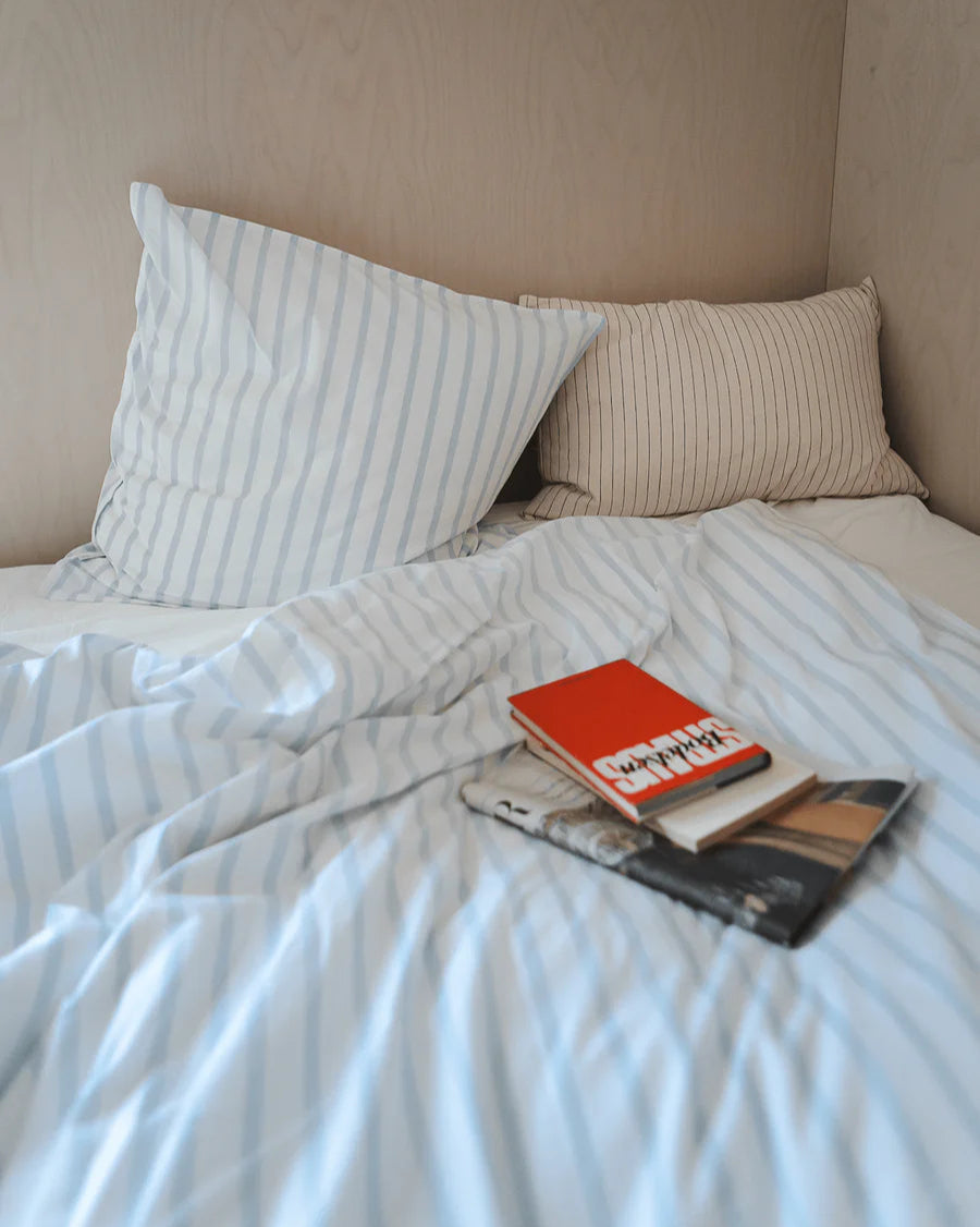 Økologisk sengetøj i bomuldspercale med pudebetræk (60x63 cm) og dynebetræk (140x200 cm), leveret i en stofpose med bindebånd.