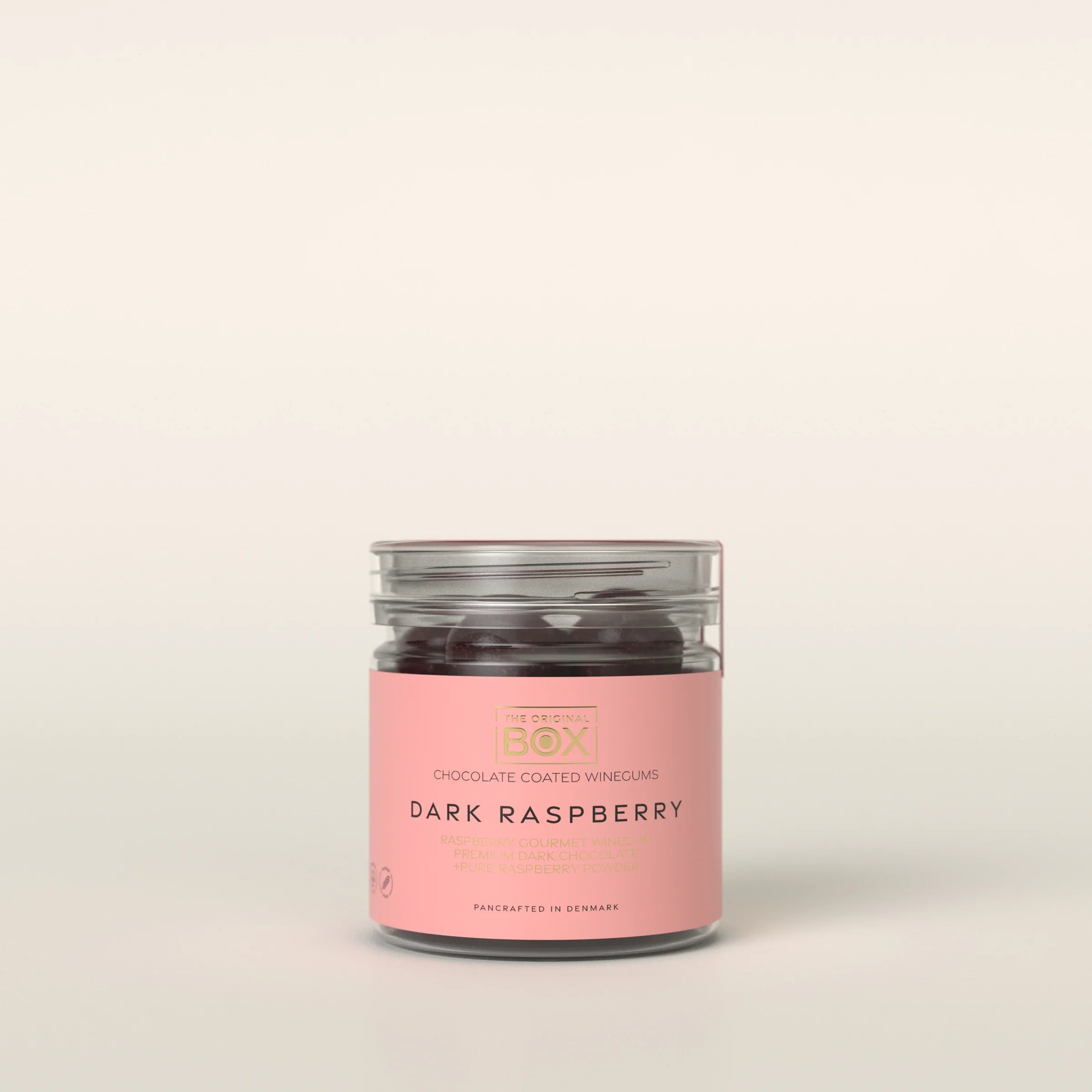 Dark Raspberry Small Tube fra Box The Original med vegansk hindbærvingummi, mørk chokolade og hindbærpulver, 110 g – køb hos Butik Alrum på Amager eller online på butikalrum.dk.