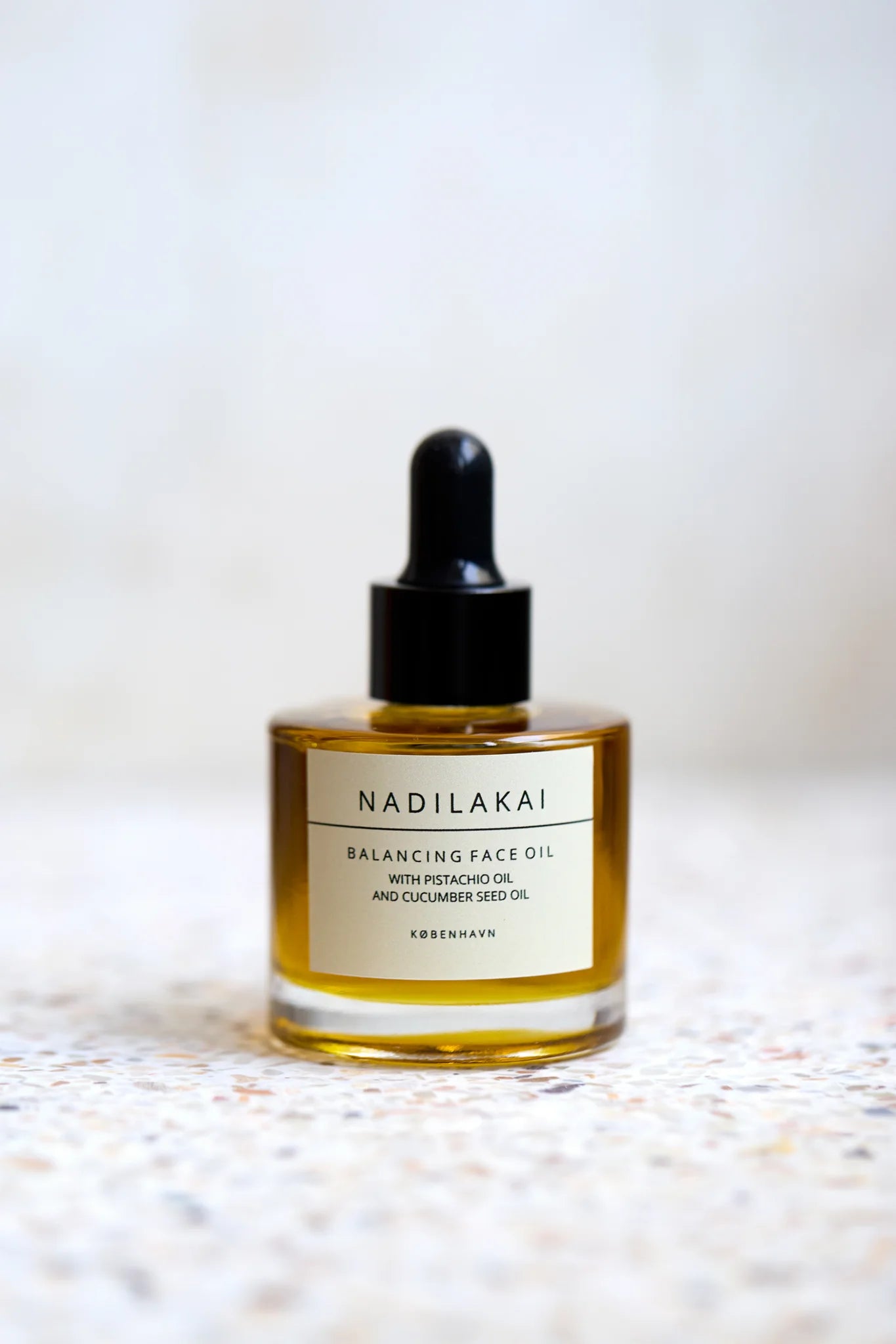 Balancing Face Oil – let og naturlig ansigtsolie med agurkefrøolie, pistacieolie og squalane til fedtet og stresset hud | Køb hos butikalrum.dk