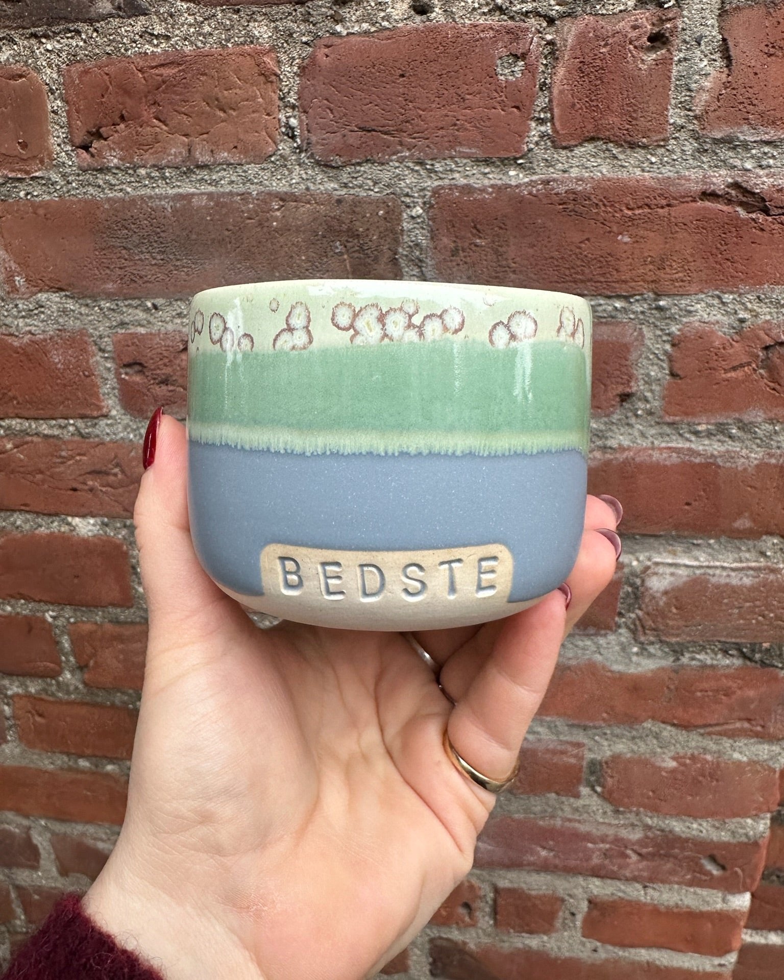 Keramikkopper fra Vaarhus Ceramicks i fine farvekombinationer med sjove og søde tekster.