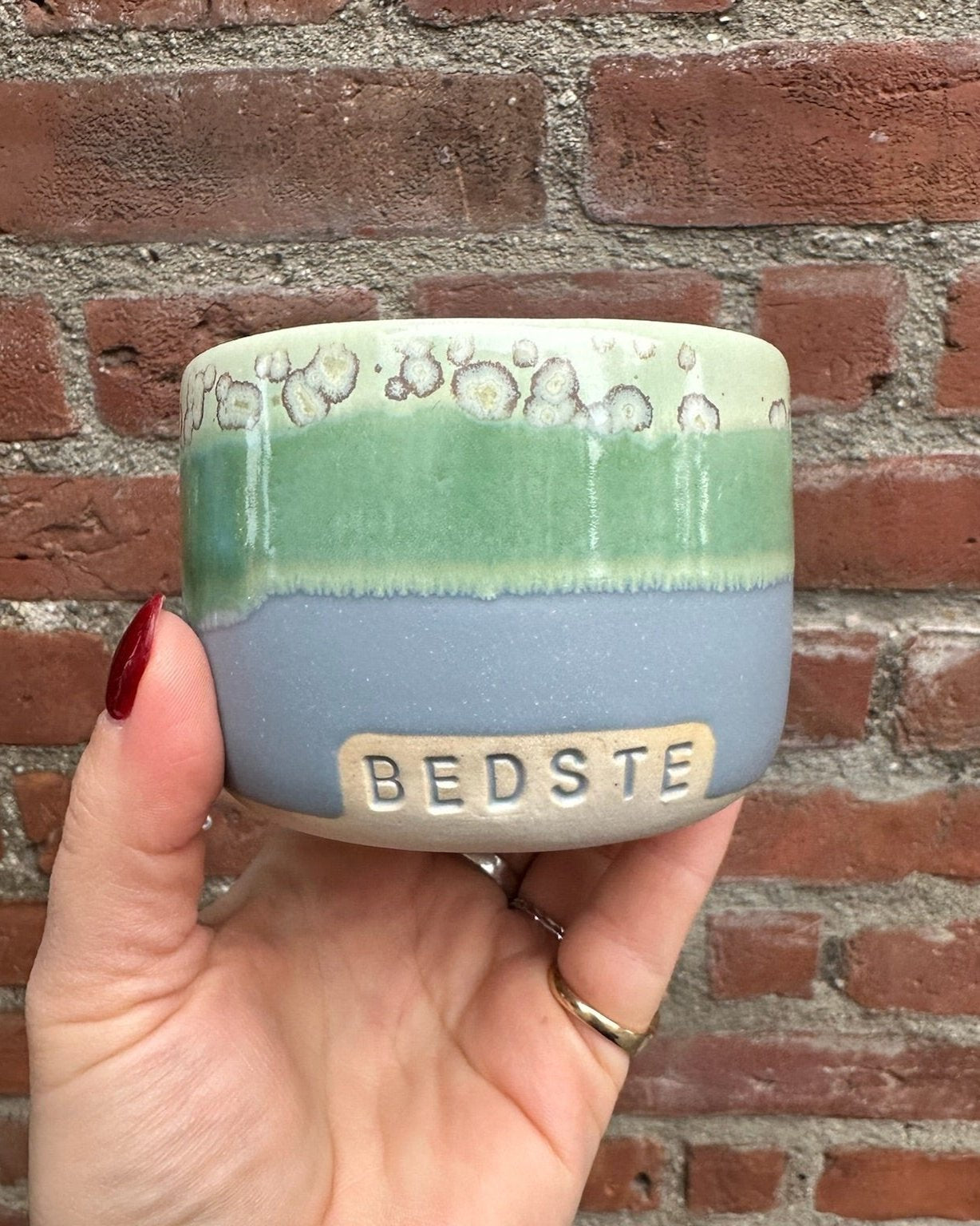 Keramikkopper fra Vaarhus Ceramicks i fine farvekombinationer med sjove og søde tekster.