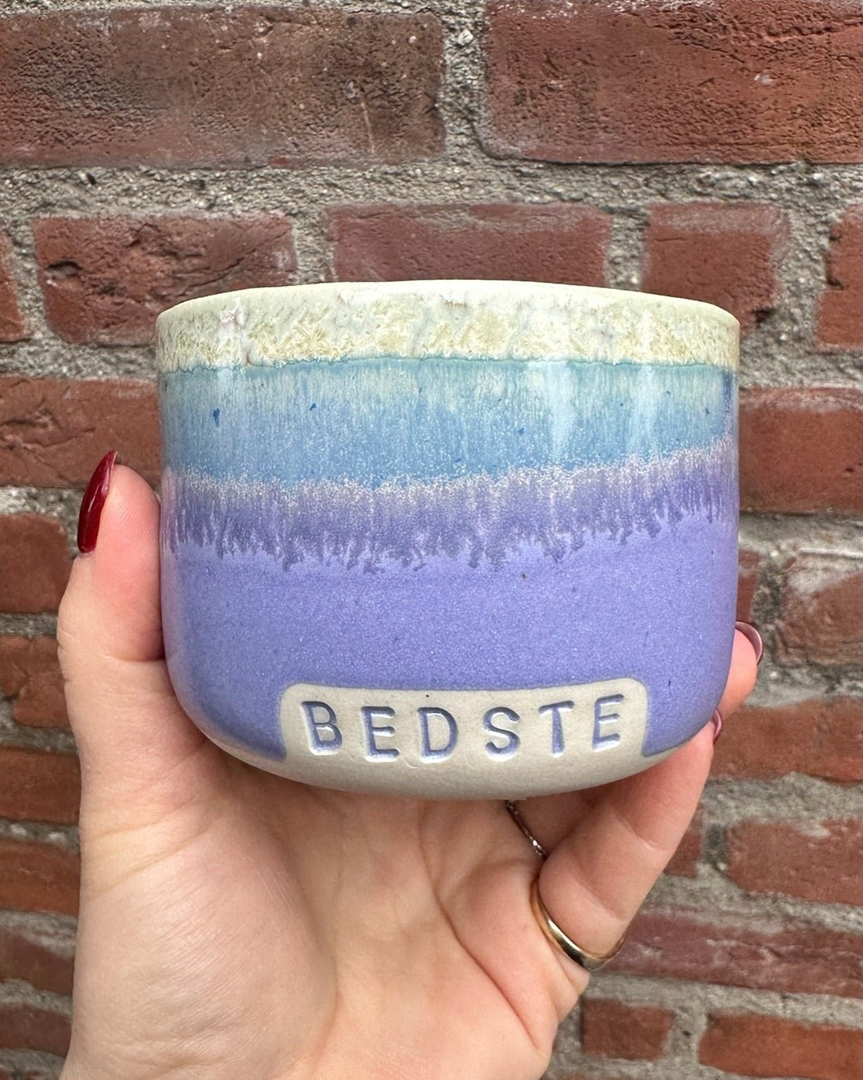 Keramikkopper fra Vaarhus Ceramicks i fine farvekombinationer med sjove og søde tekster.