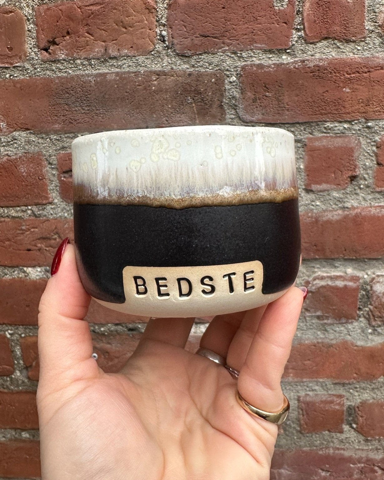 Keramikkopper fra Vaarhus Ceramicks i fine farvekombinationer med sjove og søde tekster.