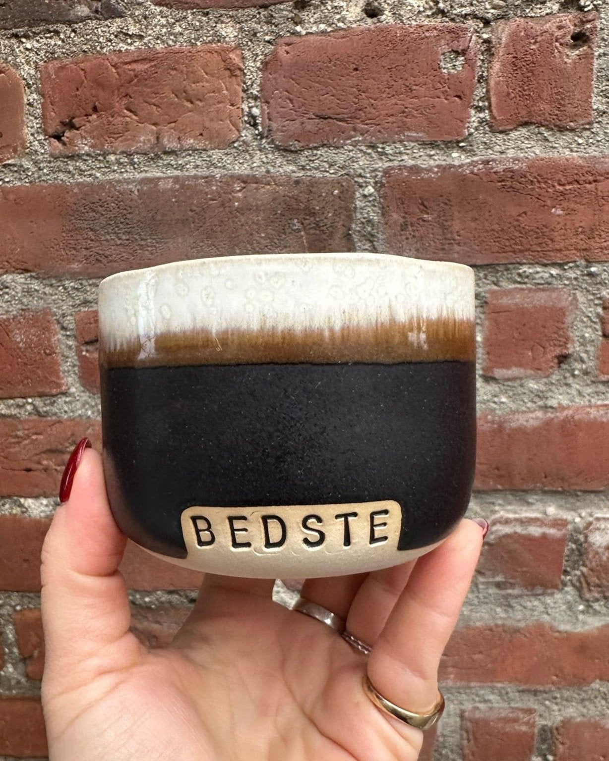 Keramikkopper fra Vaarhus Ceramicks i fine farvekombinationer med sjove og søde tekster.