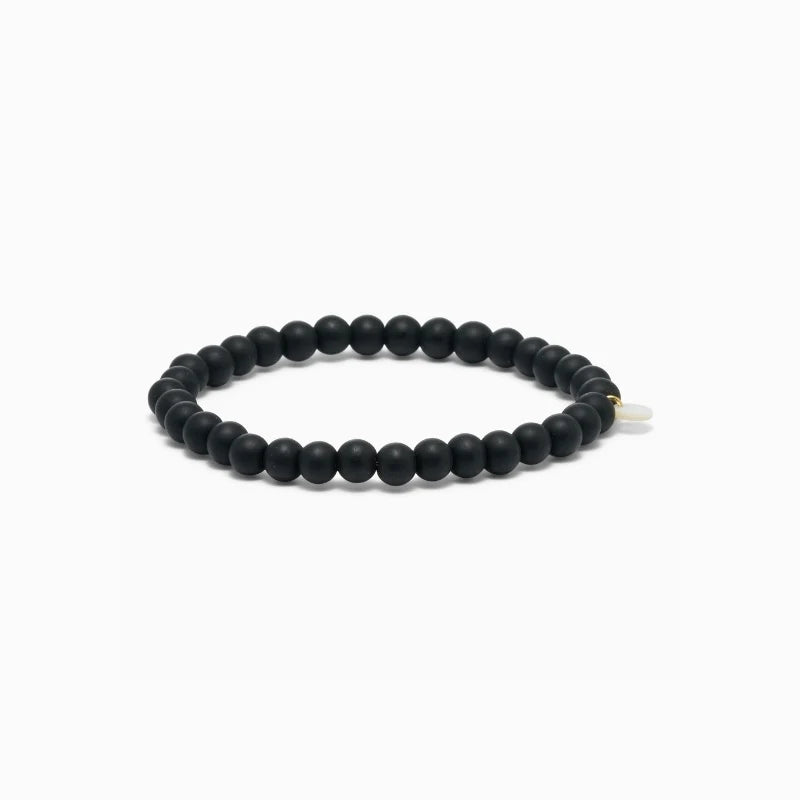 Essential Blackstone Stretch armbånd fra SØI Copenhagen med Blackstone-sten og 18 karat forgyldt sterling sølv – køb hos butikalrum.dk.
