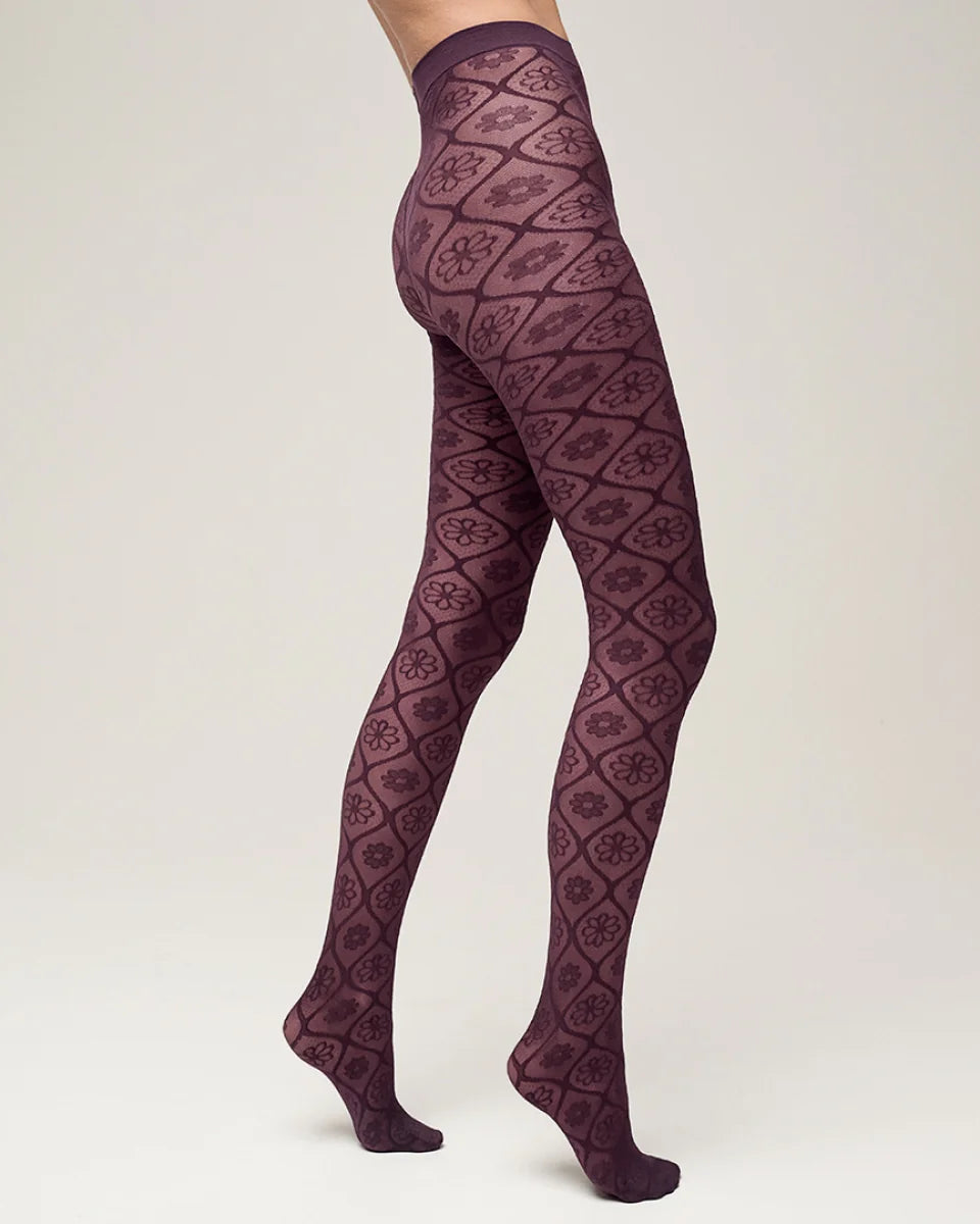 Køb blomstrede tights i 40 denier med bred elastik hos Butikalrum.dk – komfortable og elegante til kvinder.