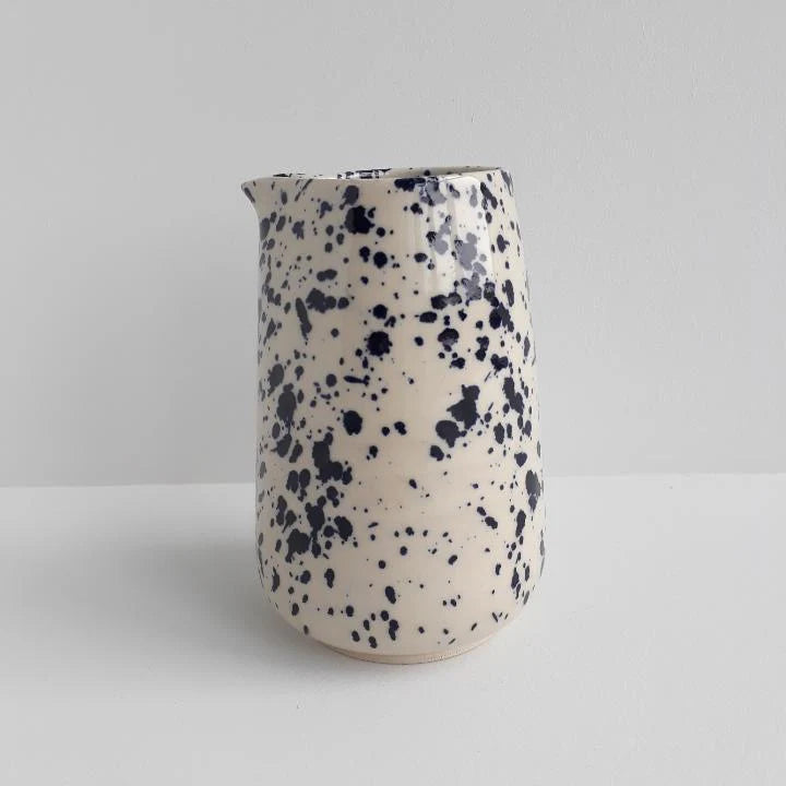 Hvid keramisk mælkekande uden hank med blåt splash fra Bornholms Keramikfabrik