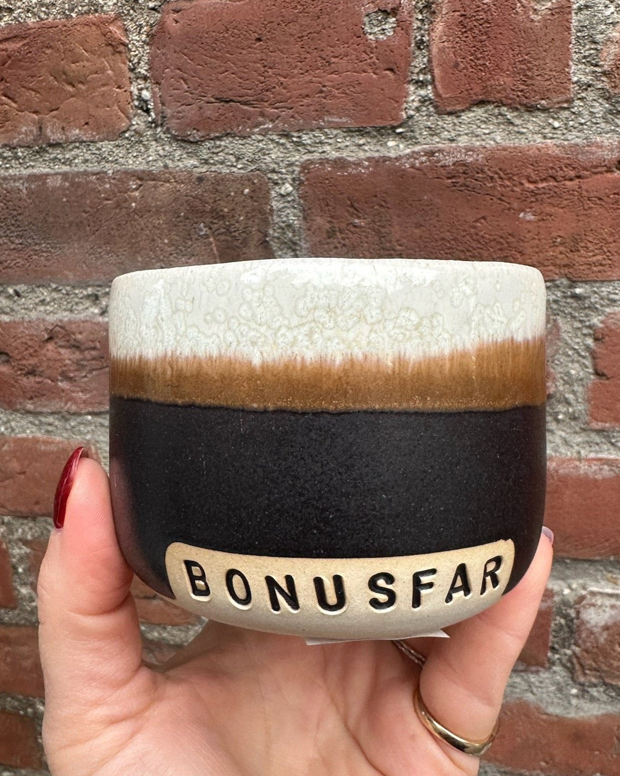 Keramikkopper fra Vaarhus Ceramicks i fine farvekombinationer med sjove og søde tekster.