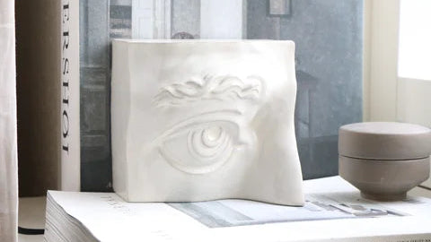 Håndlavet bogstøtte "Bookend Eye" i Antique White – skulptur og funktion i ét, fra butikalrum.dk