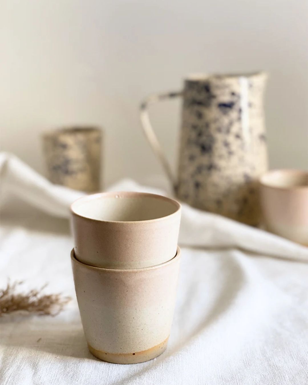Bornholmsk Keramik Water Jug i Blue Splash – håndlavet vandkande med unikt design og blå glasur. Diameter 11 cm, højde 18 cm. Skandinavisk keramik med autentisk håndværk.