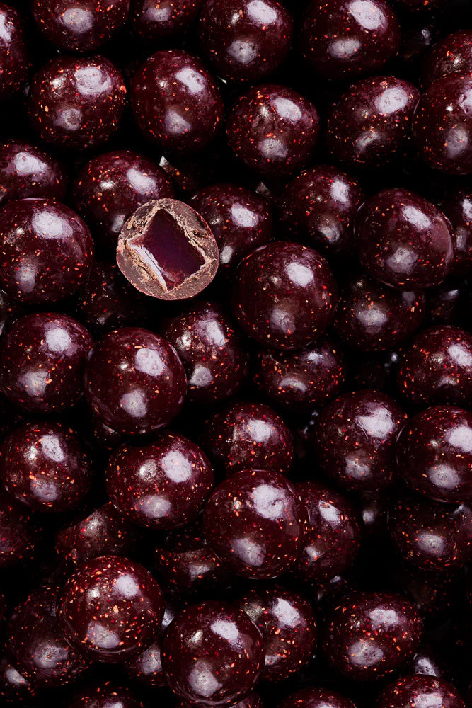 Dark Raspberry Small Tube fra Box The Original med vegansk hindbærvingummi, mørk chokolade og hindbærpulver, 110 g – køb hos Butik Alrum på Amager eller online på butikalrum.dk.
