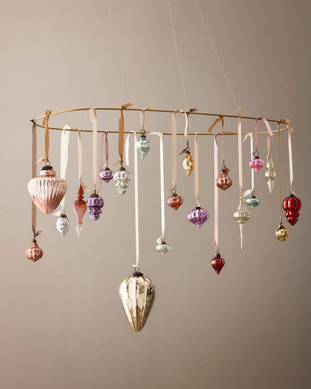 Sæt af to gyldne dekorationsringe i metal, 80 cm og 100 cm, velegnet til juledekorationer.