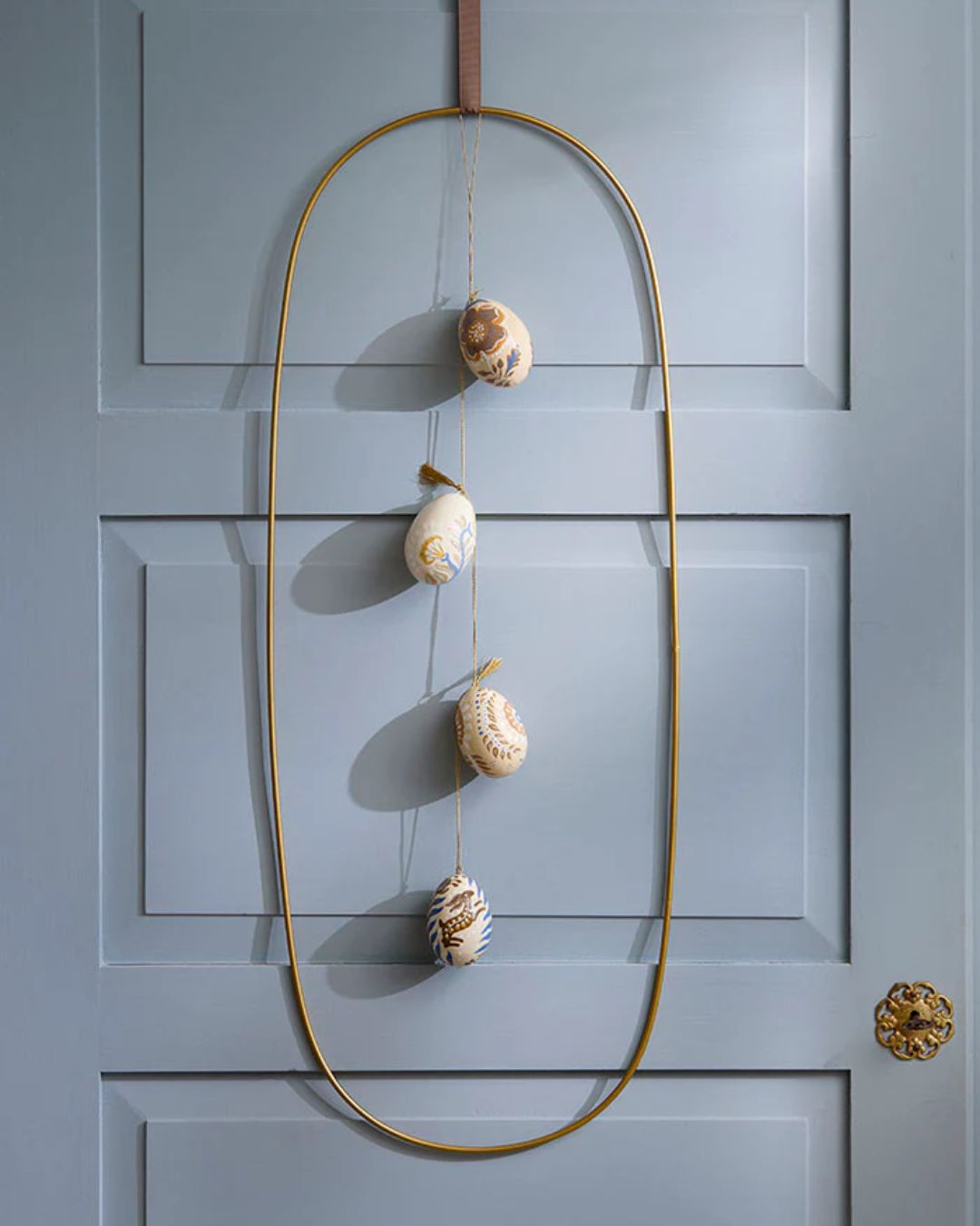 Sæt af to gyldne dekorationsringe i metal, 80 cm og 100 cm, velegnet til juledekorationer.