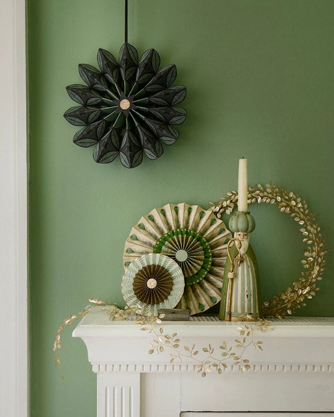 Håndlavet julekrans med glasperle- og palietdetaljer i gyldne nuancer.