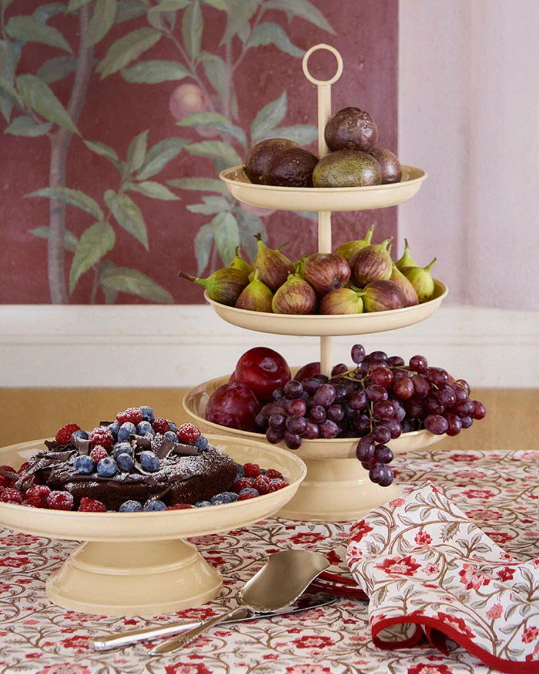 Kagefad i metal med cremefarvet emaljering, slidstærk og modstandsdygtig, perfekt til kager og snacks.