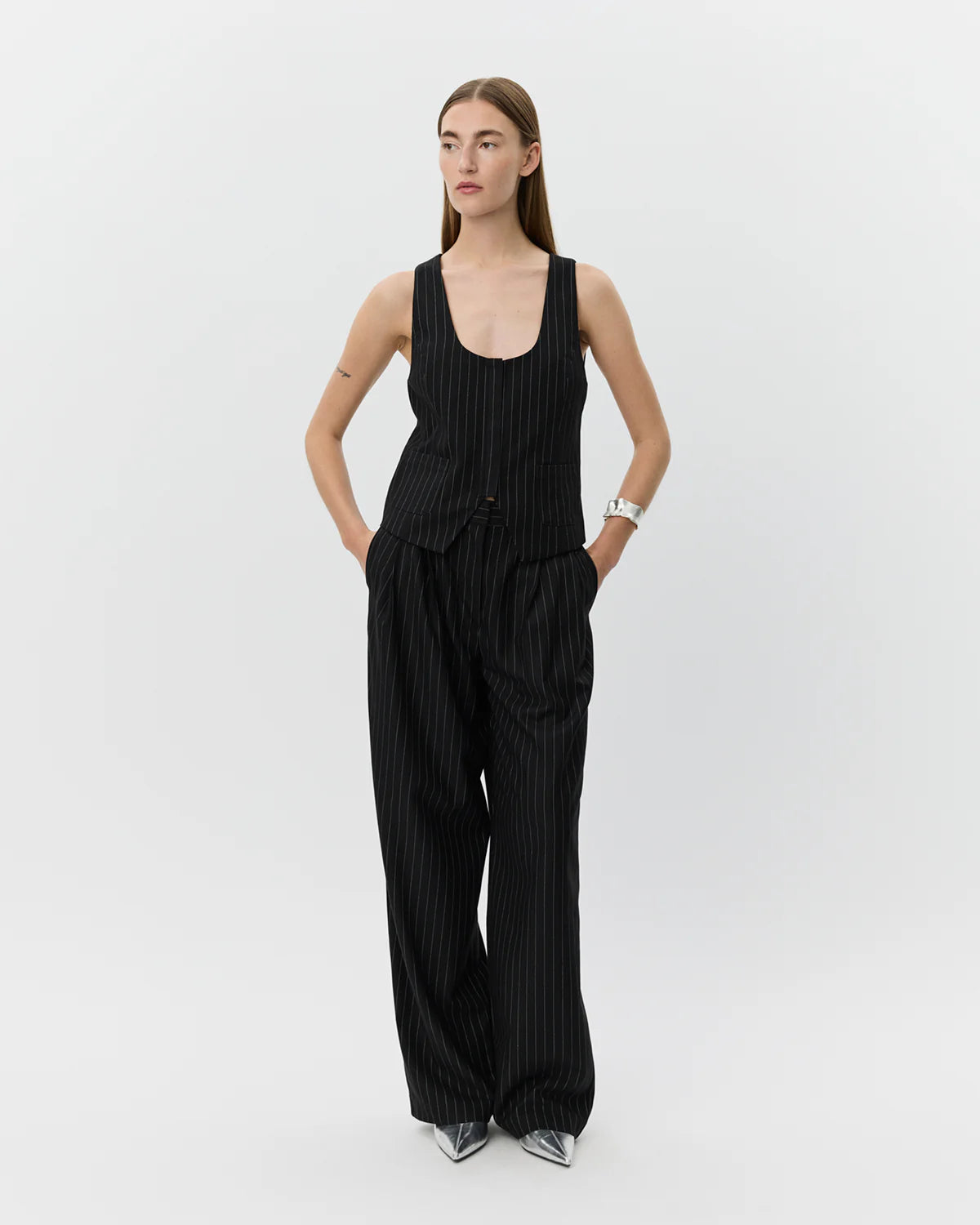 Nålestribede habitbukser fra Sofie Schnoor i sort og hvid – high-waist pasform til kvinder, køb hos butikalrum.dk