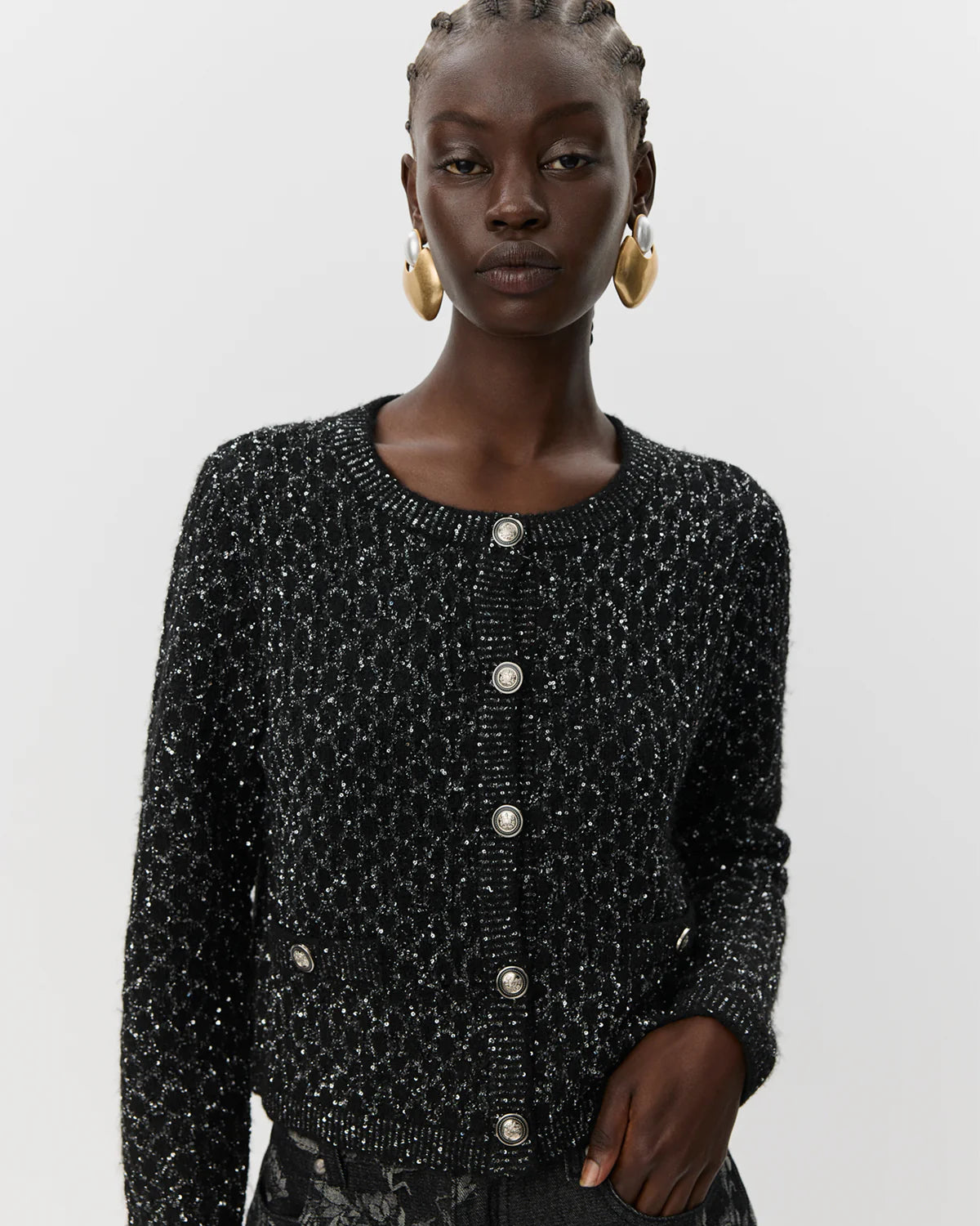 Køb CARNETSW cardigan i black glitter fra Sofie Schnoor hos butikalrum.dk – strikket cardigan med sølvknapper og pailletmønster